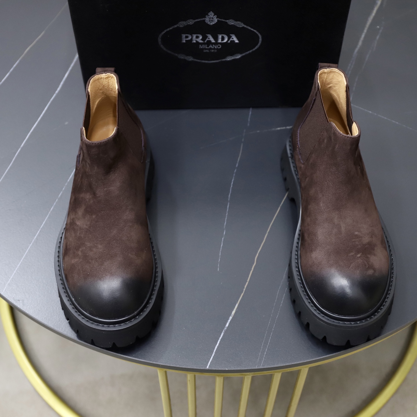 NO:579475,♂♂♂ Brand PRADA Standard code 38-44 (45 customized) The same grade as the official website. Material original high-grade high mercerization. Comfortable and breathable pigskin lining. Non-slip, soft and wear-resistant outsole. Style category: Men's fashionable casual boots. Distinguished luxury brand elements. Top luxury. Color: actual picture color, prada, prada, boots.19860909♂♂♂ 品牌普拉达PRADA 标准码38-44（45订做） 等级官网同款 材料原版高档高丝光 舒适透气猪皮内里 防滑柔软耐磨大底 款式类别男士时尚休闲靴 尊贵奢侈品大牌元素 顶级奢华 颜色实物图片色,,prada,prada,boots,Men's shoes