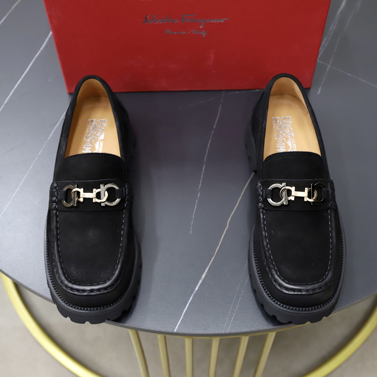 NO:579479,♂♂♂ Brand Ferragamo Standard code 38-44 (45 customized) The same grade as the official website. Material original high-grade high mercerization. Comfortable and breathable pigskin lining. Non-slip, soft and wear-resistant outsole. Style category: Men's fashionable and casual slip-on leather shoes. Distinguished luxury brand elements. Top luxury. Color: actual picture color, ferragamo19860909♂♂♂ 品牌菲拉格慕 标准码38-44（45订做） 等级官网同款 材料原版高档高丝光 舒适透气猪皮内里 防滑柔软耐磨大底 款式类别男士时尚休闲套脚皮鞋 尊贵奢侈品大牌元素 顶级奢华 颜色实物图片色,,ferragamo,Men's shoes