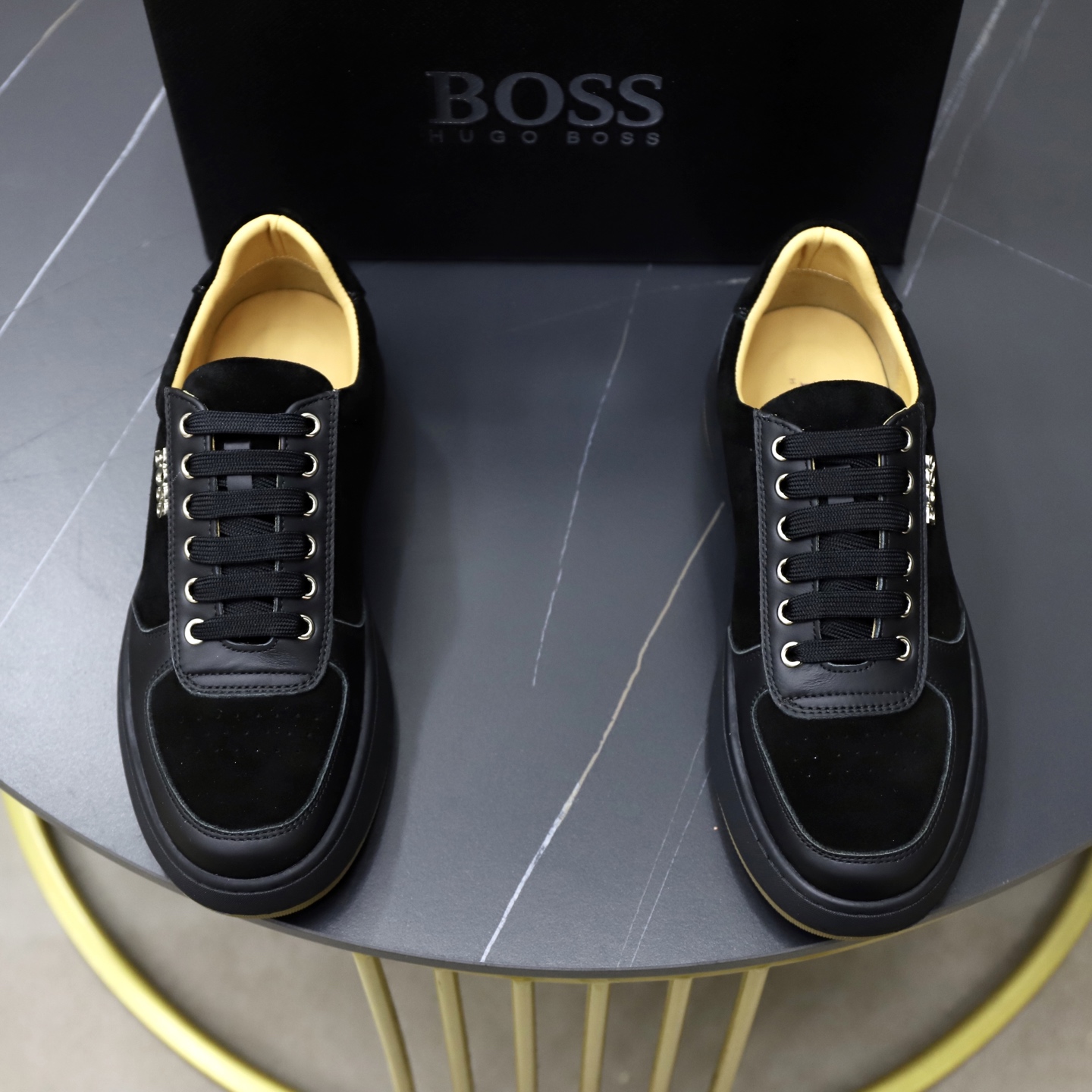 NO:579511,Top original BOSS latest launch, imported original cowhide surface splicing, cowhide lining, high-end 1:1 mold customization, two-color wear-resistant outsole, lighter and non-slip. Fashion focuses on trends, versatile and popular. Exudes a fashionable and casual atmosphere, fashion is at your feet. Size 38-44 (45 customized),,cowhide19860909顶级原单BOSS 最新上市、进口原版牛皮面拼接 牛皮内里 高端1:1开模定制,双色耐磨大底,更轻便,防滑.时尚主打潮流,百搭爆款.散发时尚休闲气息,时尚就在脚下.码数38-44（45订做）,,cowhide,Men's shoes