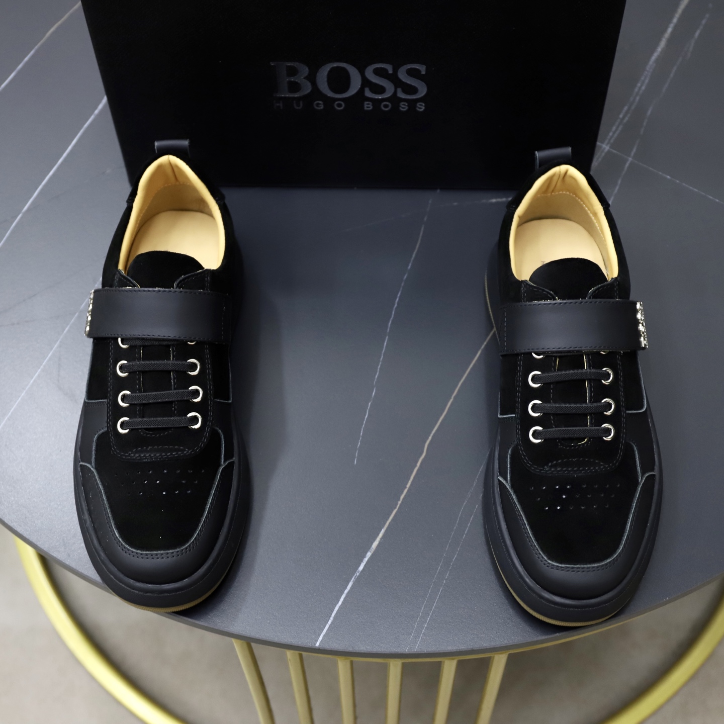 NO:579516,Top original BOSS latest launch, imported original cowhide surface splicing, cowhide lining, high-end 1:1 mold customization, two-color wear-resistant outsole, lighter and non-slip. Fashion focuses on trends, versatile and popular. Exudes a fashionable and casual atmosphere, fashion is at your feet. Size 38-44 (45 customized),,cowhide19860909顶级原单BOSS 最新上市、进口原版牛皮面拼接、牛皮内里 高端1:1开模定制,双色耐磨大底,更轻便,防滑.时尚主打潮流,百搭爆款.散发时尚休闲气息,时尚就在脚下.码数38-44（45订做）,,cowhide,Men's shoes