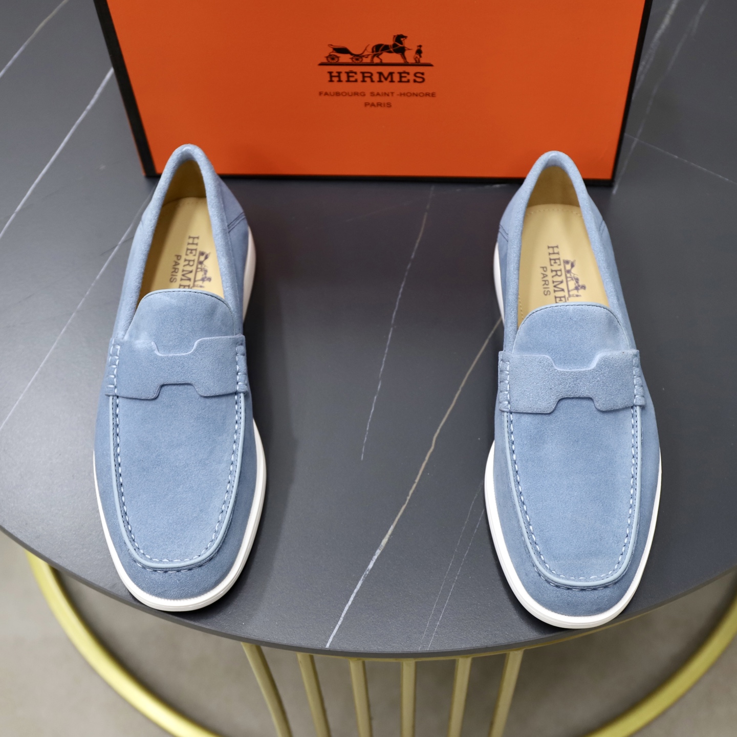 NO:690094,Hermès/Hermès slip-on men's shoes. These shoes are made of imported cow suede leather, with simple and smooth lines, combined with aerodynamically designed 3CM rubber foam ultra-light soles!  Youthful and fashionable, H button decoration, contrasting leather embellishment on the heel, calf lining gently wraps the feet, with embossed logo cowhide feet, leather rock strips, casual and urban style, highlighting youthful vitality, sports and leisure version, super versatile Code number 38-39-40-41-42-43-44 Standard leather shoe size (45 can be customized but does not support returns), hermes, hermes, cowhide19860909Hermès/爱马仕 套脚男鞋 这款鞋以进口牛反绒革制作、线条简约流畅,结合空气动力学设计 的3CM橡胶发泡超轻鞋底！青春时尚,H纽扣装饰,后跟撞色皮革点缀,小牛内里轻柔包裹双脚,搭配压纹徽标牛皮垫脚,真皮岩条搭配、休闲又尽显都市风格,凸显青春活力,运动休闲版型,超级百搭 码数38-39-40-41-42-43-44 标准皮鞋码（45可定做但不支持退换）,,hermes,hermes,cowhide,Men's shoes