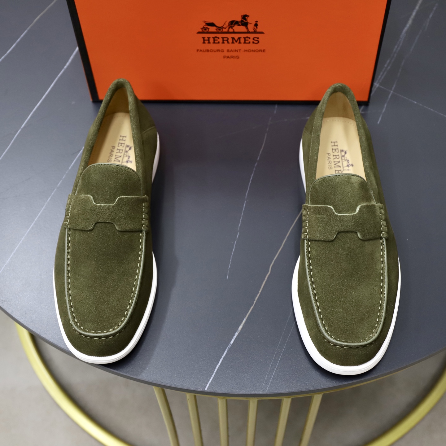 NO:588385,Hermès/Hermès slip-on men's shoes. These shoes are made of imported cow suede leather, with simple and smooth lines, combined with aerodynamically designed 3CM rubber foam ultra-light soles!  Youthful and fashionable, H button decoration, contrasting leather embellishment on the heel, calf lining gently wraps the feet, with embossed logo cowhide feet, leather rock strips, casual and urban style, highlighting youthful vitality, sports and leisure version, super versatile Code number 38-39-40-41-42-43-44 Standard leather shoe size (45 can be customized but does not support returns), hermes, hermes, cowhide19860909Hermès/爱马仕 套脚男鞋 这款鞋以进口牛反绒革制作、线条简约流畅,结合空气动力学设计 的3CM橡胶发泡超轻鞋底！青春时尚,H纽扣装饰,后跟撞色皮革点缀,小牛内里轻柔包裹双脚,搭配压纹徽标牛皮垫脚,真皮岩条搭配、休闲又尽显都市风格,凸显青春活力,运动休闲版型,超级百搭 码数38-39-40-41-42-43-44 标准皮鞋码（45可定做但不支持退换）,,hermes,hermes,cowhide,Men's shoes