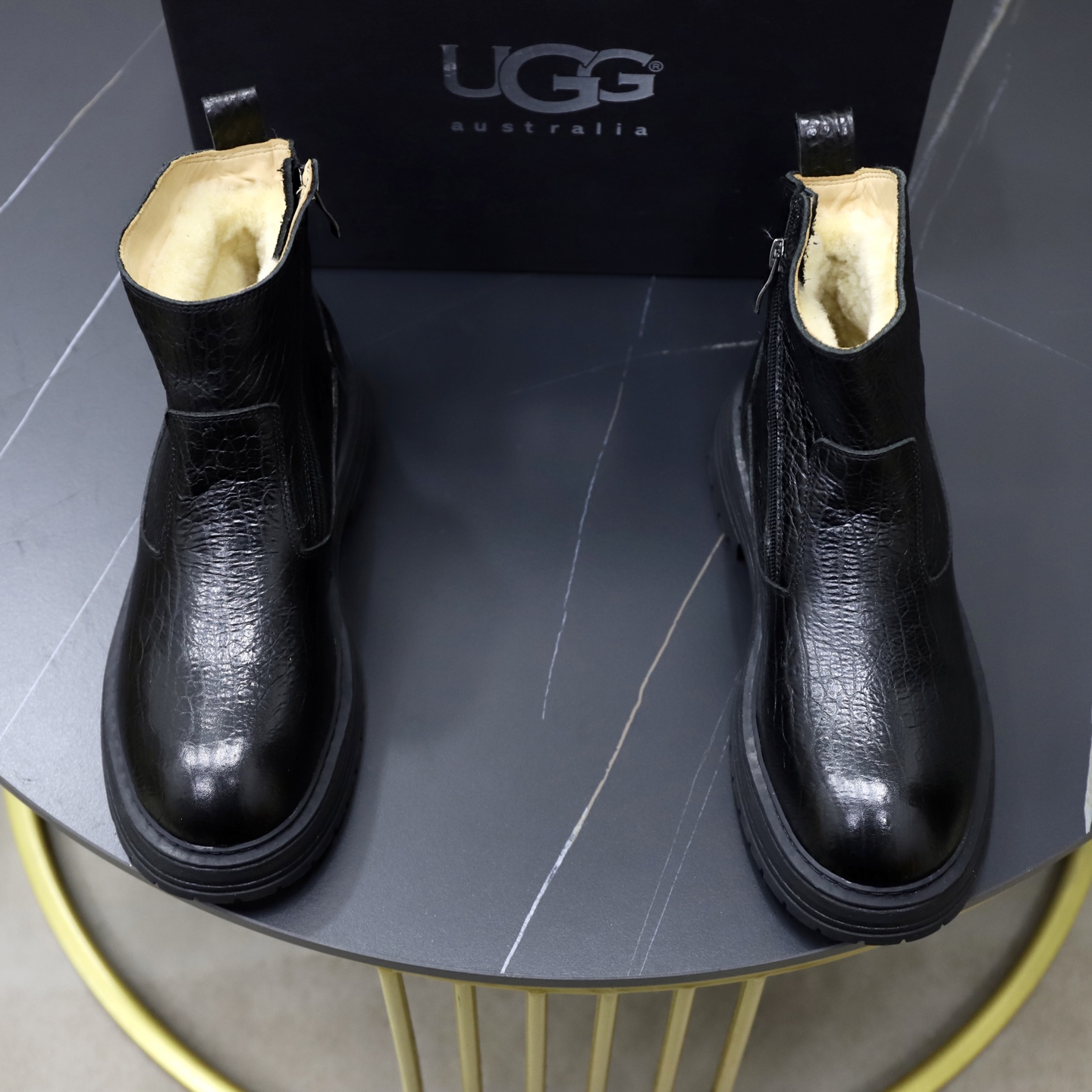 NO:588585,: Thick wool imported from Australia, brand UGG genuine purchase, size 38-44 (45 customized), grade, official website 1:1, material, first layer of genuine leather, waterproof and antifreeze upper, genuine wool lining, original non-slip, soft and wear-resistant outsole, style category, men's casual shoes, trendy style, comfortable on the foot, color, official website color synchronization,19860909:澳洲进口加厚羊毛 品牌UGG正品代购 尺码38-44（45订做） 等级 官网1:1 材料 头层真皮防水防冻鞋面 真毛内里原版防滑 柔软 耐磨大底 款式类别男士休闲鞋 搭潮流款 上脚舒服 颜色官网颜色同步,,Men's shoes