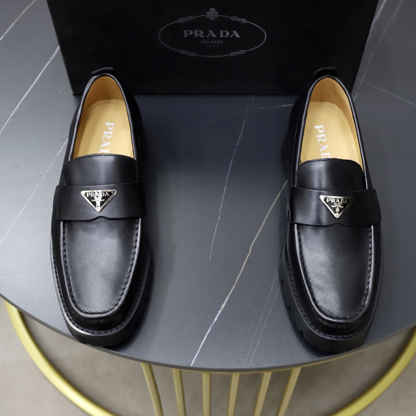 NO:589366,:♂♂♂Niuli Brand Prada PRADA Size 38-44 (45 can be customized) Level Counter classic material Original soft cowhide upper Comfortable cowhide lining Original lightweight outsole Style category Business casual slip-on Driving leather shoes Color Actual picture color, prada, prada, cowhide19860909:♂♂♂牛里 品牌普拉达PRADA 尺码38-44（45可定制） 等级 专柜经典款 材料 原版软牛皮鞋面 舒适牛皮内里 原版轻便大底 款式类别商务休闲套脚 驾车皮鞋 颜色实物图片色,,prada,prada,cowhide,Men's shoes