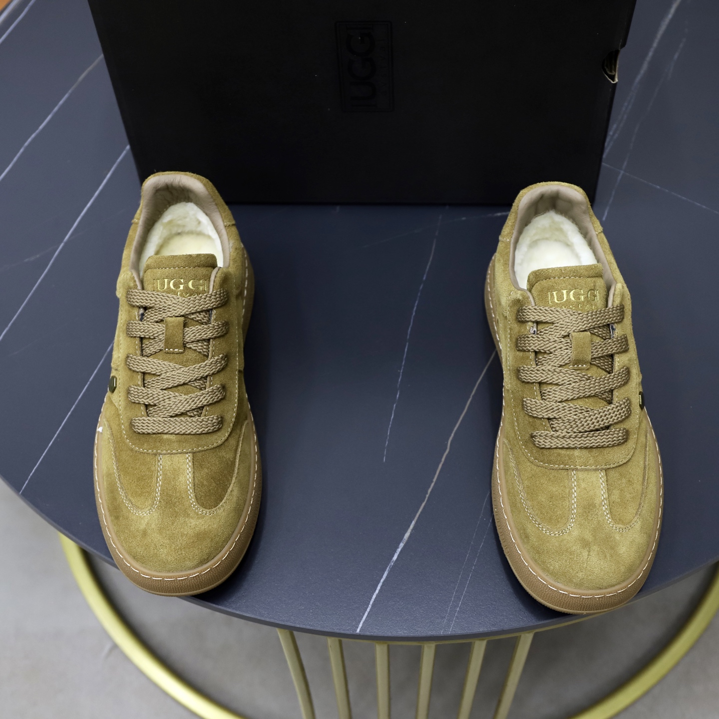 NO:604319,: Thick wool imported from Australia, brand UGG authentic purchase, size 39-44, grade, official website 1:1, material, first layer of genuine leather, waterproof and antifreeze upper, genuine wool lining, original non-slip, soft, wear-resistant outsole, style category, men's casual shoes, trendy style, comfortable on the foot, color, official website color synchronization,19860909:澳洲进口加厚羊毛 品牌UGG正品代购 尺码39—44 等级 官网1:1 材料 头层真皮防水防冻鞋面 真毛内里原版防滑 柔软 耐磨大底 款式类别男士休闲鞋 搭潮流款 上脚舒服 颜色官网颜色同步,,Men's shoes