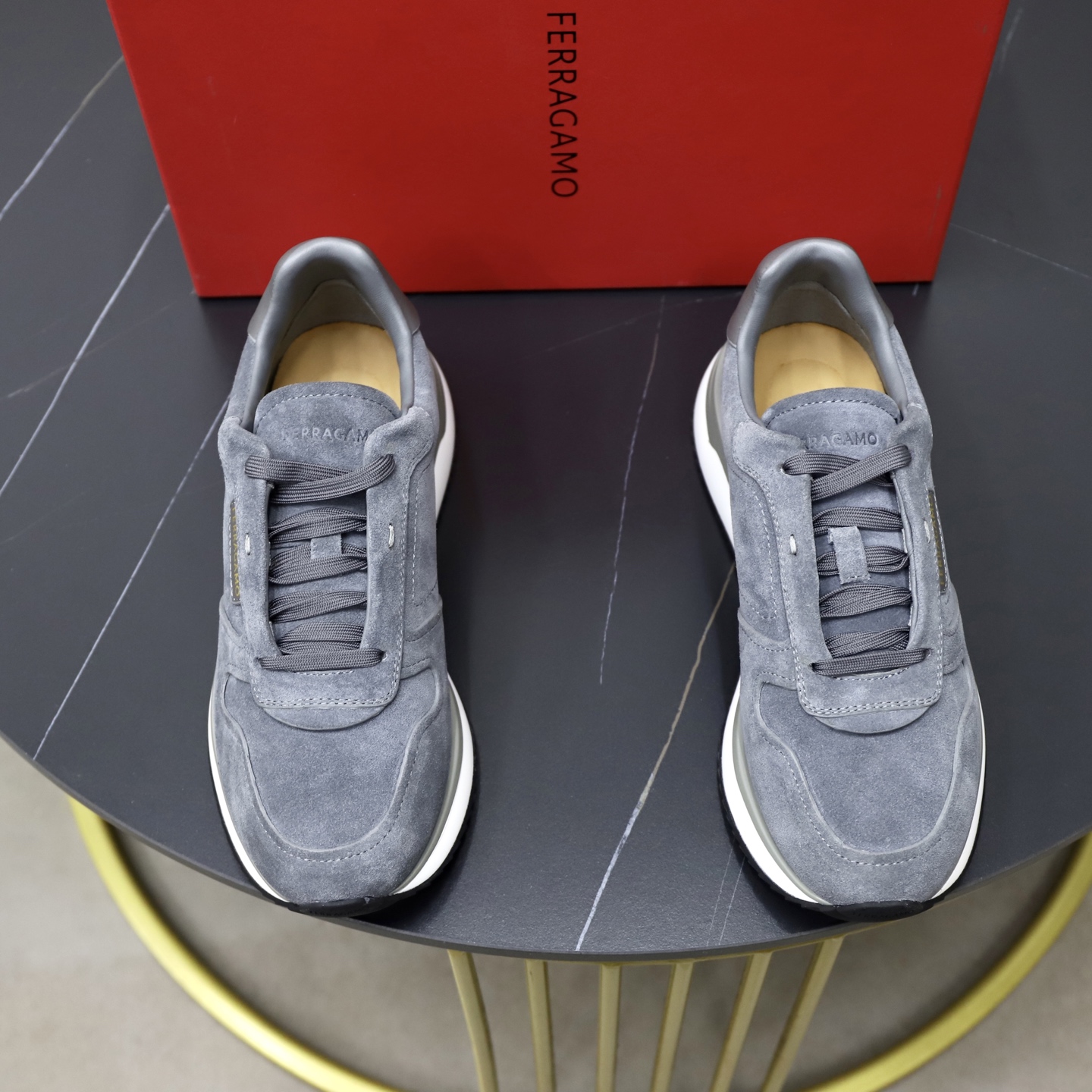 NO:604537,Ferragam0 Ferragam casual shoes draw design inspiration from running shoes, reinterpreting sports fashion charm. The upper is full of dynamic vitality. The upper side is decorated with a three-dimensional rubber logo, with a lightweight two-color rubber sole, overlay eyelets and hidden shoelaces add exquisite details. Equipped with leather insole Size: 39-44 (customized at 38.45),,ferragamo19860909Ferragam0菲拉 休闲鞋从跑鞋汲取设计灵感,焕新诠释运动时尚魅力.鞋面尽显动感活力.鞋面一侧饰有立体橡胶标识,搭配轻盈双色橡胶鞋底,覆层鞋眼和隐藏式鞋带增添考究细节.配以皮革内底 Size:39-44(38.45定做）,,ferragamo,Men's shoes