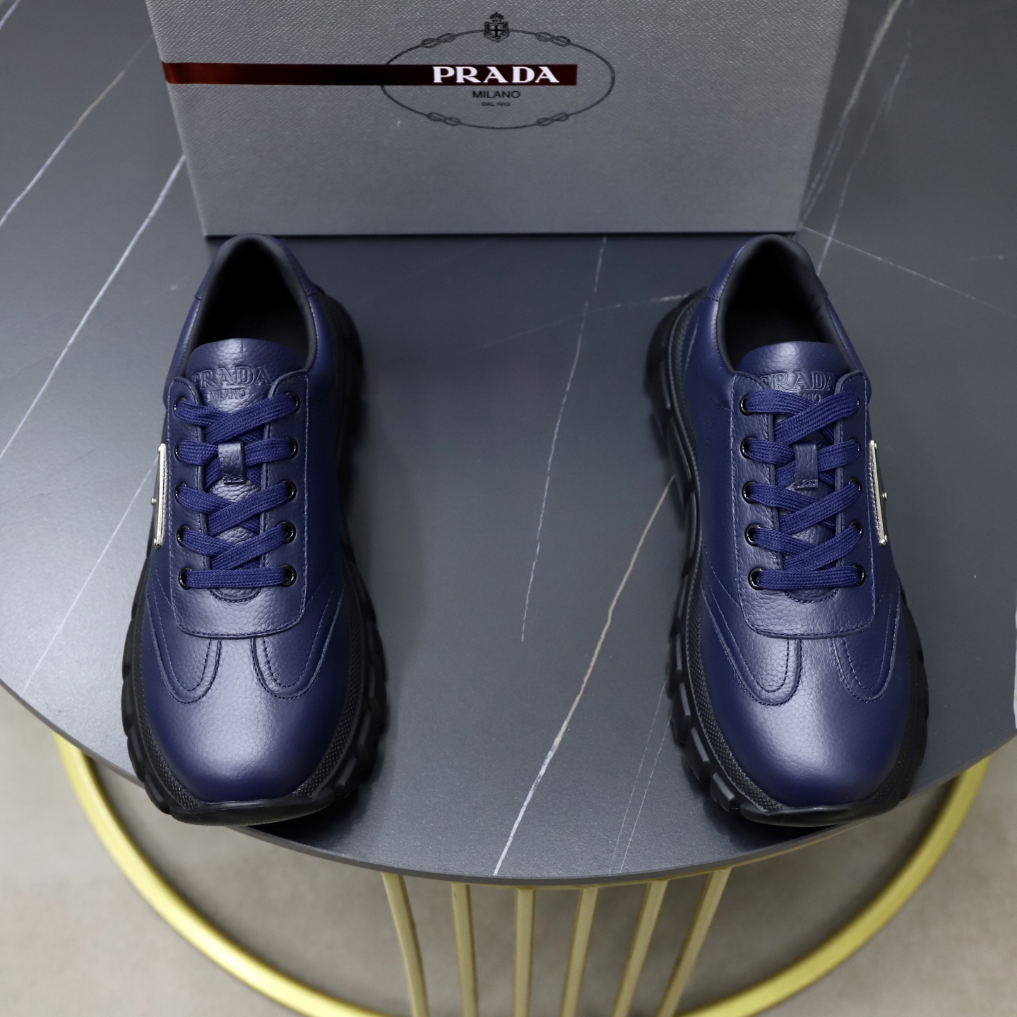 NO:604795,Top original brand PRADA (Prada) Standard male size 38/44 (45 can be customized) Same grade as the official website Material original cowhide stitching Cowhide lining Original combination two-color wear-resistant soft outsole Style category casual sports version Young fashion European and American trend British style Color actual picture color, prada, prada, cowhide19860909顶级原单 品牌PRADA（普拉达） 标准码男码38/44（45可以定做） 等级官网同款 材料原版牛皮拼接 牛皮内里 原版组合双色耐磨柔软大底 款式类别休闲运动版 年轻时尚 欧美潮流 英伦风格 颜色实物图片色,,prada,prada,cowhide,Men's shoes