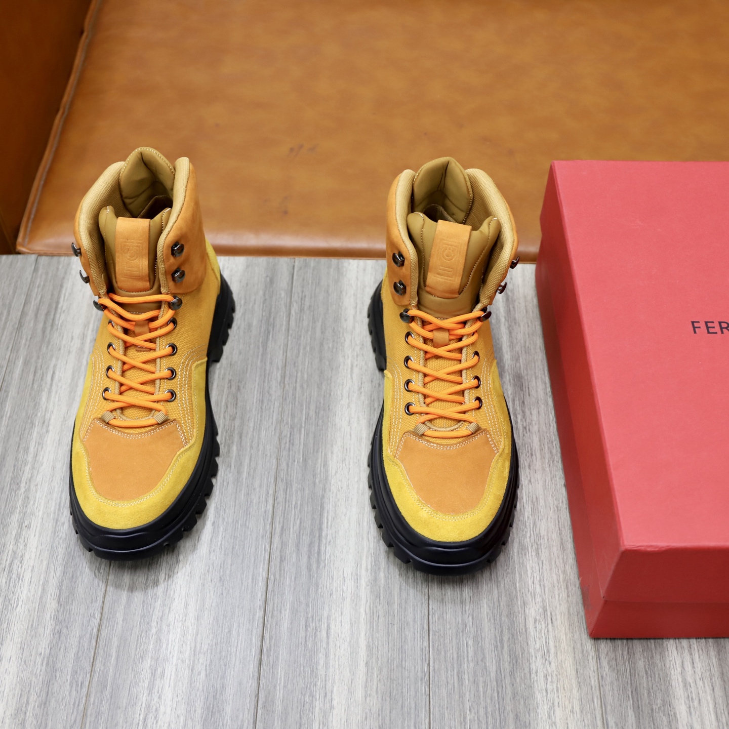 NO:604869,Ferraga* Men's autumn and winter ankle boots reflect classic elegance. The elegant appearance is matched with a slender silhouette. Made of imported cowhide, they are comfortable and light. The slip-on style is easy to put on and take off. The interior is dyed calfskin, ultra-light foam outsole, rear shoe strap, and exquisite details!  Size38-45 (38, 45, 46 customized),,ferragamo,ferragamo,boots,cowhide19860909Ferraga*菲拉格慕男士秋冬及踝靴,体现经典的优雅气质.高雅的外观搭配修长的版型,进口牛皮打造,舒适轻盈,套脚式穿脱方便,内里本染小牛皮,超轻发泡大底,后置提鞋环带,细节精致！ Size38-45（38、45 46订做）,,ferragamo,ferragamo,boots,cowhide,Men's shoes