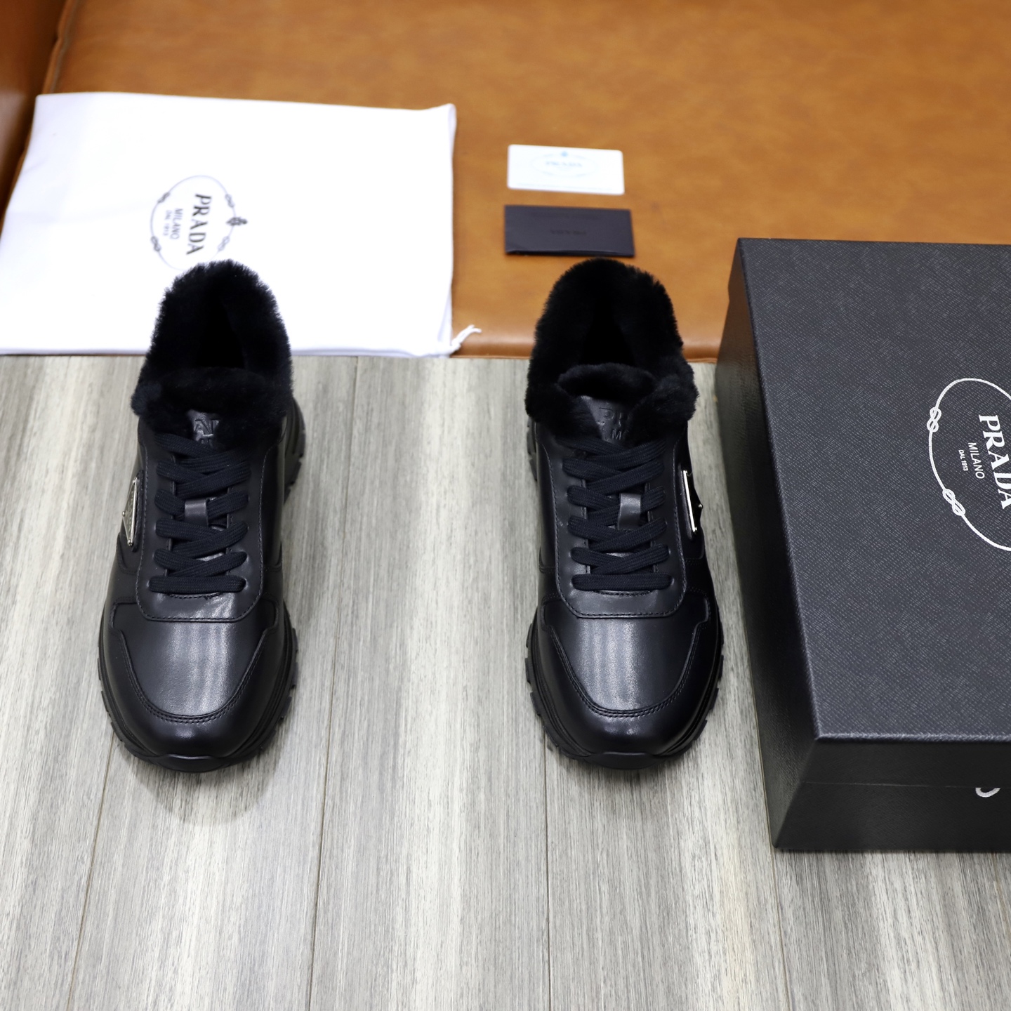 NO:604875,Prad* Prada high-end men's lace-up leather casual sports shoes, made of first-layer cowhide, very textured, logo embellishment on the shoe body, calfskin foot pads inside, non-slip shock-absorbing pattern, lightweight thick sole, better looking in person and on the feet!  The fleece lining keeps you warm and looks good!  Size39-44,,prada,prada,sneakers,cowhide19860909Prad*普拉达高端男士系带皮革休闲运动鞋,头层牛皮打造,非常有质感,logo点缀鞋身,内里小牛皮脚垫,防滑减震花纹轻质厚底,实物和上脚更好看！加绒内里保暖又好看！ Size39-44,,prada,prada,sneakers,cowhide,Men's shoes