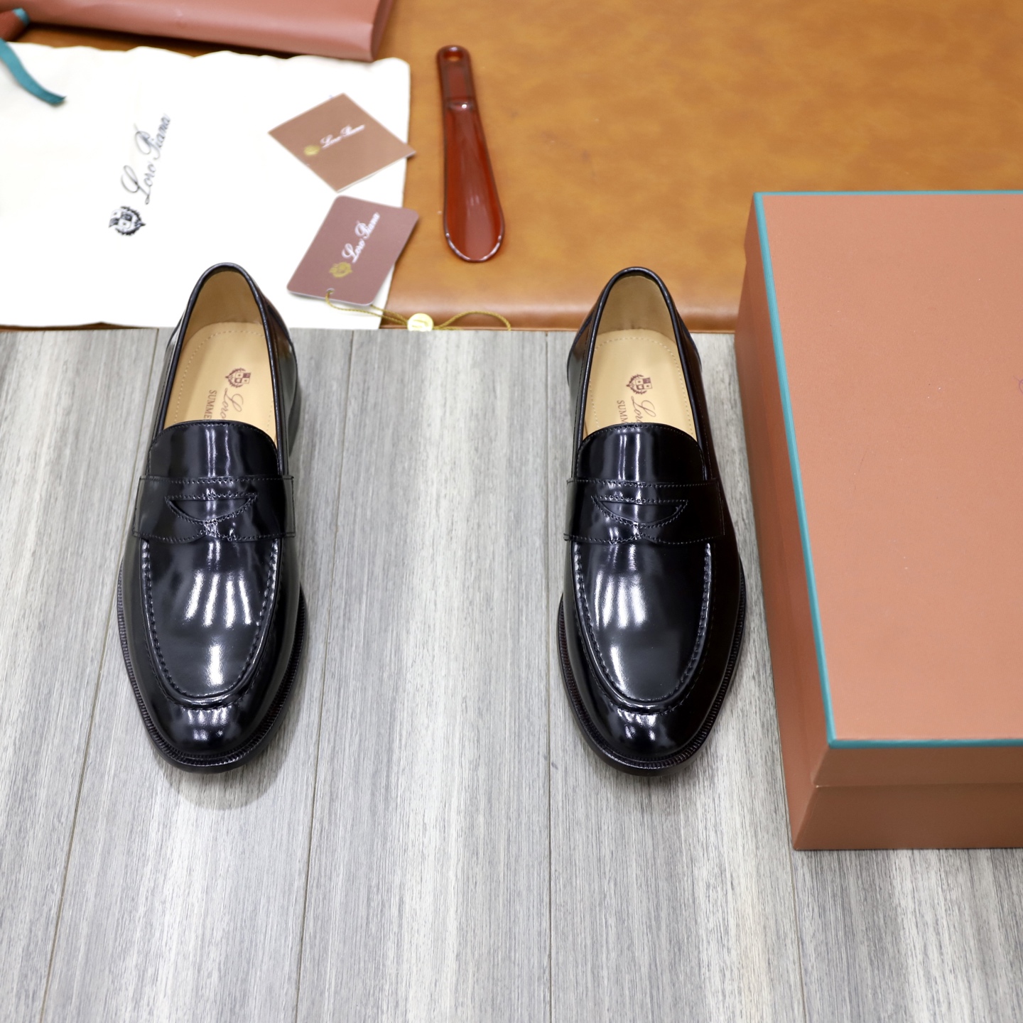 NO:620362,LoroPian*/Noyo-Pianya LP Travis  Men's moccasin shoes | This shoe draws classic inspiration from British footwear | Creates a sophisticated and elegant style with the taste of men's shoes and the light comfort of the prominent grooved sole | The fabric is made of imported calfskin | Breathable water-dyed cowhide lining | Lightweight rubber outsole  Enhanced comfortable wearing feeling｜Excellent breathability and long-lasting wear without fatigue｜Specially treated leather presents a particularly soft feel｜And still maintains its natural texture｜The slightly distressed appearance adds a touch of refinement and elegance to the shoes｜Ideal accessory for casual looks  Size38-44 (customized at 45.46),,loro piana,loro piana,cowhide19860909LoroPian*/诺悠-翩雅 LP Travis 男士莫卡辛鞋｜这款鞋汲取英式鞋履的经典灵感｜以男鞋的品味与显眼沟纹鞋底的轻盈舒适感营造精致优雅风格｜面料采用进口小牛皮｜透气水染牛皮内里｜轻盈橡胶大底提升舒适穿着感｜透气性极好久穿不累｜经过特别处理的皮革呈现尤为柔软的手感｜且依然保持其天然质感｜略微做旧的外观为鞋子添增了一抹精致优雅｜是休闲造型的理想配饰 Size38-44（45.46定做）,,loro piana,loro piana,cowhide,Men's shoes