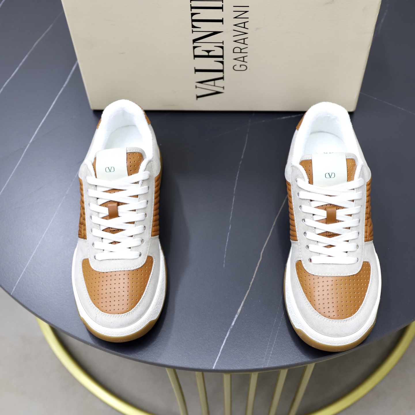 NO:620808,VLTN Warren sports shoes series 2025 new sports shoes are on sale. The original ZP was purchased and dismantled. Repeated pattern making and modification. I want to restore it one to one!  Top luxury masterpiece. Signature rivet design. Soft and comfortable genuine sheepskin brings excellent and elegant texture and excellent foot comfort. Top purchasing version upper imported calfskin surface/comfortable towel lining inside. Original developed outsole. Packaging original configuration complete set of packaging. Code number 39-44 (.45, customized),,valentino,sneakers,cowhide,sheepskin19860909VLTN华伦 运动鞋系列 2025新款运动鞋 火爆发售. 原版ZP入购拆解. 反复打版调改. 力要一比一还原！顶级奢华力作 招牌柳钉设计 柔软舒适的真羊皮 带来卓越优雅的质感 与极佳的上脚舒适感 顶级代购版本鞋面进口小牛皮面/ 内里舒适毛巾内里 大底原版开发大底 包装原版配置全套包装 码数39-44（.45、订做）,,valentino,sneakers,cowhide,sheepskin,Men's shoes