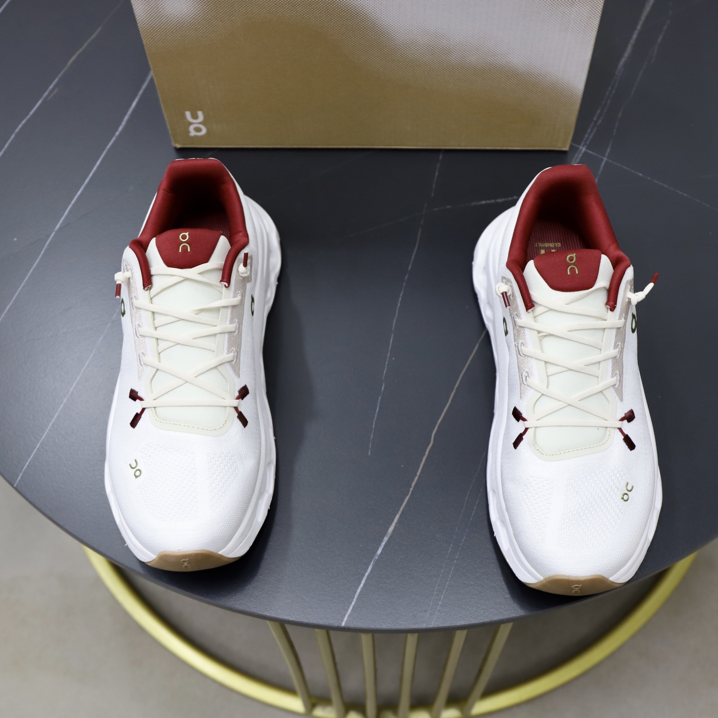 NO:621037,Cloud X 4 New comprehensive physical training Cloud  X combines the advantages of stability and agility, multi-functionality, lightweight feel and flexible feedback, and is one of the favorite footwear products for fitness enthusiasts. The first ultra-thick-soled monster Cloudmonster is loaded with the largest Cloudtec module, soft cushioning and strong rebound experience, which also made it famous in one battle. It has entered the entry-level choice list of heavy-weight sports enthusiasts and mass runners. Item No. 3MF10752734 Size 36 37 38 39 40 41  42 43 44 45,19860909Cloud X 4 全新综合体能训练Cloud X 舒适乐趣跑,缓震、轻量 On昂跑 Cloudsurfer上演中底“变形计” ,打破传统格局缔造柔软脚感. On昂跑对于值友来说已经是个相对熟悉的品牌了,旗下的Cloud X兼具稳健敏捷、功能多面,轻量脚感和灵活反馈等优点,是健身爱好者最喜欢的鞋履产品之一.首发的超厚底怪兽Cloudmonster,加载最大的Cloudtec模块,柔软的缓震和强力的回弹体验,也让他一战成名,进入大体重运动爱好者和与大众跑者的入门心选名单. 货号3MF10752734 尺码36 37 38 39 40 41 42 43 44 45,,Men's shoes