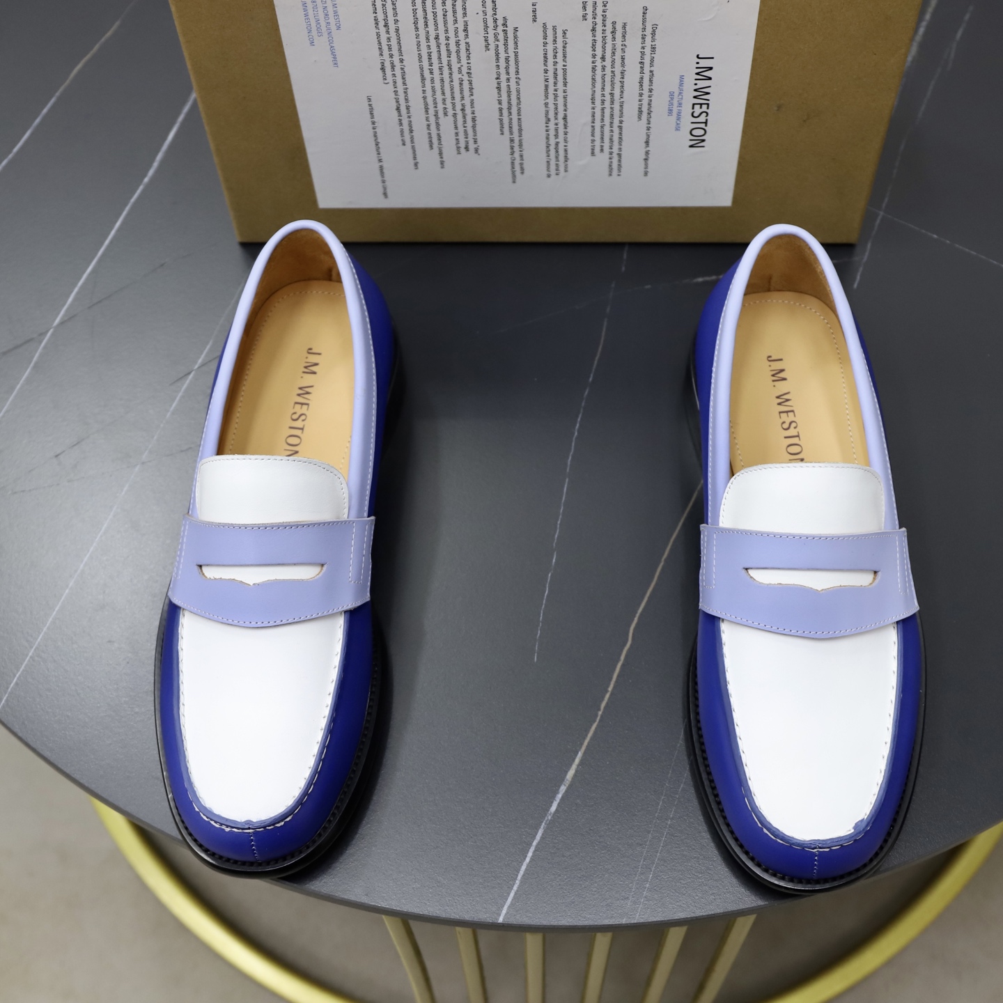 NO:621446,J.M.Westo*n, the top French leather shoe brand. The Weston leather shoe brand originated in France in 1891 and has a history of more than 100 years. Its more than 100 years of pure hand-made men's shoes. J.M.Westo*n is internationally renowned for its traditional exquisite handcraft technology and elegant and restrained design style. It can be regarded as a model of luxury gentleman leather shoes. Classic men's loafers. Made of imported cowhide / suede leather with hand-sewn uppers.  The upper is decorated with horizontal straps of the same material, and the lining and feet are made of high-quality benzene-dyed imported cowhide to create the brand logo embossed on the feet. Original Italian leather outsole. A rubber backing is added to the heel to enhance the grip. It is non-slip and comfortable!  Standard counter code number is 39~44# (customized at 38.45.46), loafers, cowhide, Leather soles19860909J.M.Westo*n 威士-顿 法国顶级皮鞋品牌 威士-顿皮鞋品牌起源于1891年在法国成立以来已有100多年的历史,其超过百年的纯手工制造男鞋J.M.Westo*n 以传统精湛的手工技术、高雅而内敛的设计风格而享誉国际堪称是奢华绅士皮鞋的制作典范经典的男士乐福鞋皮鞋 采用进口牛皮/反牛皮制成手工缝制鞋面 鞋面饰以同材质横带加持内里及垫脚选用优质苯染进口牛皮打造垫脚上压印品牌 logo标识原版意大利真皮大底 后跟加入橡胶底片增强抓地性能 防滑且舒适！ 标准专柜码数39～44#（38.45.46定做）,,loafers,cowhide,Leather soles,Men's shoes