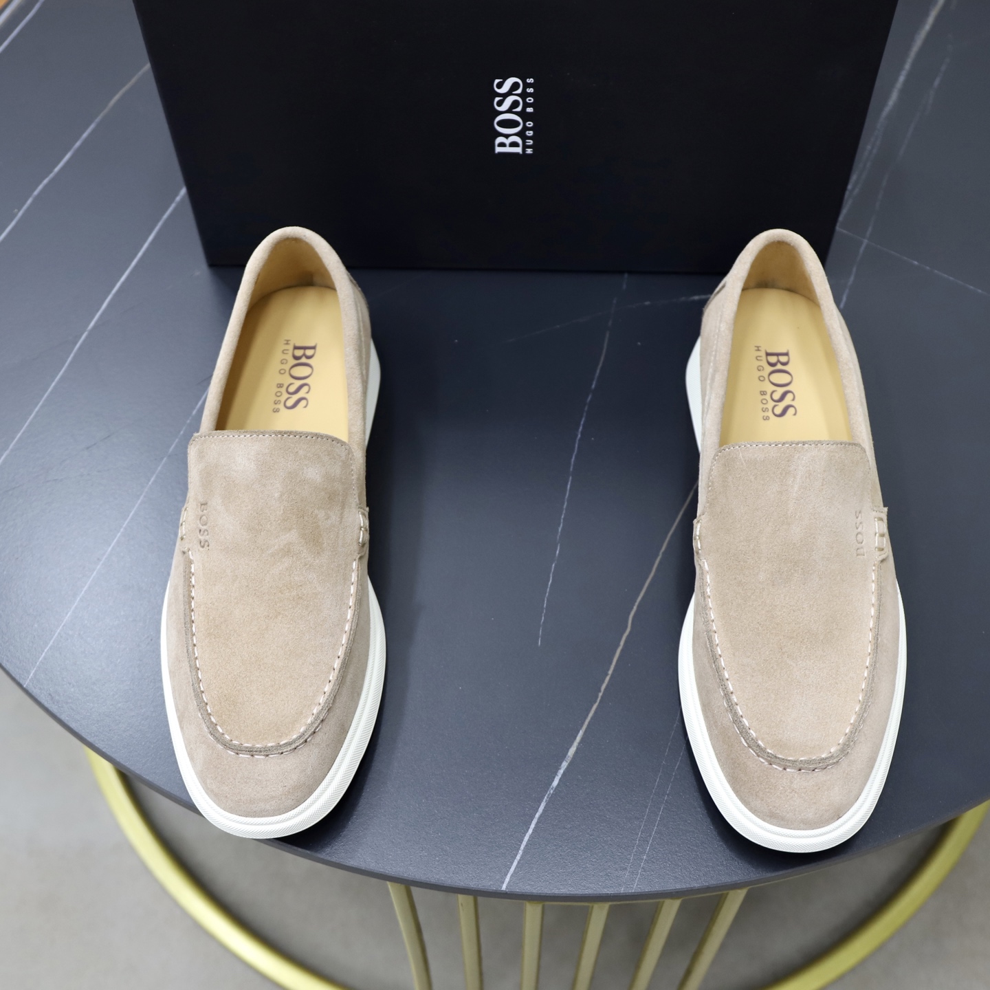 NO:639495,♂♂♂ Brand BOSS Standard code 38-44 (45 customized) The same level as the official website Material original cow anti-suede Comfortable cowhide lining Lightweight wear-resistant outsole Style category Men's fashionable casual shoes Running sneakers Distinguished luxury brand elements Top luxury Colors Actual picture color, sneakers, cowhide19860909♂♂♂ 品牌BOSS 标准码38-44（45定制） 等级官网同款 材料原版牛反绒面 舒适牛皮内里 轻便耐磨大底 款式类别男士时尚休闲鞋 跑步 运动鞋 尊贵奢侈品大牌元素 顶级奢华 颜色实物图片色,,sneakers,cowhide,Men's shoes