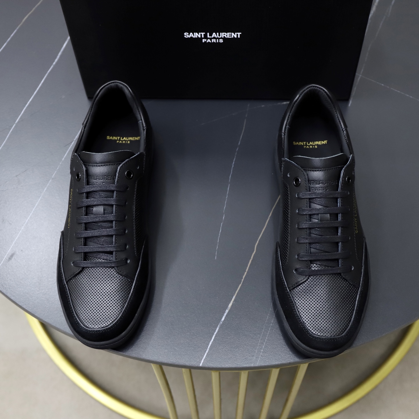 NO:639601,New YSL Yves Saint Laurent men's low-top sneakers, the latest model in the store, the first recommendation!  Low-top lace-up sneakers with perforated cowhide on the upper and golden brand logo on the pull tab. Cowhide upper, cowhide lining, rubber outsole Size: 38-44 (45 customized).,, saint laurent, saint laurent, sneakers, cowhide19860909新品YSL圣罗兰 男士低帮运动鞋 专柜最新款,首推！低帮系带运动鞋,鞋面点缀多孔牛皮,拉环饰以金色品牌标志. 牛皮鞋面,牛皮内里,橡胶大底 Size:38-44(45定制）.,,saint laurent,saint laurent,sneakers,cowhide,Men's shoes