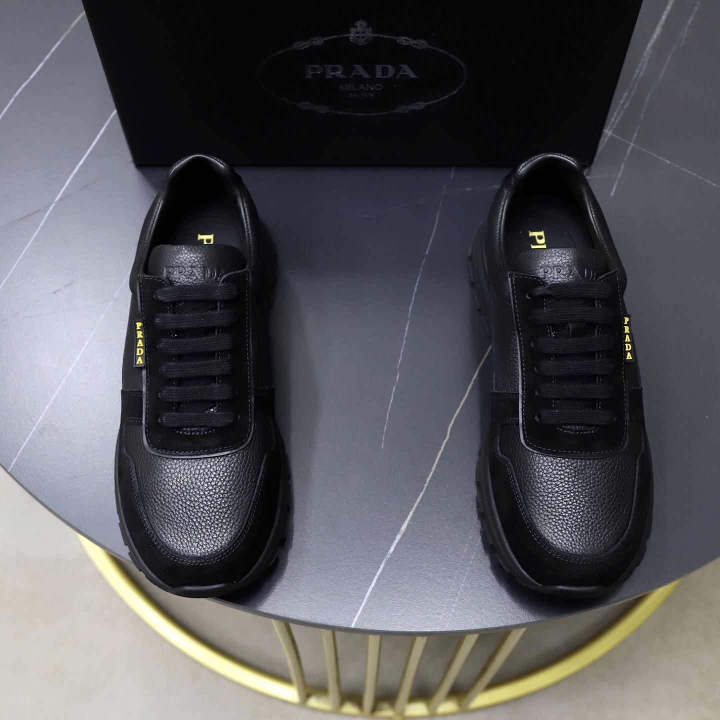 NO:639668,Top original brand PRADA (Prada) Standard size men's size 38/44 (45 can be customized) Same grade as the official website Material original cowhide splicing imported cowhide lining Original combination two-color wear-resistant soft outsole Style category casual sports version Young fashion European and American trend British style Color actual picture color, prada, prada, cowhide19860909顶级原单 品牌PRADA（普拉达） 标准码男码38/44（45可以定做） 等级官网同款 材料原版牛皮拼接进口 牛皮内里 原版组合双色耐磨柔软大底 款式类别休闲运动版 年轻时尚 欧美潮流 英伦风格 颜色实物图片色,,prada,prada,cowhide,Men's shoes