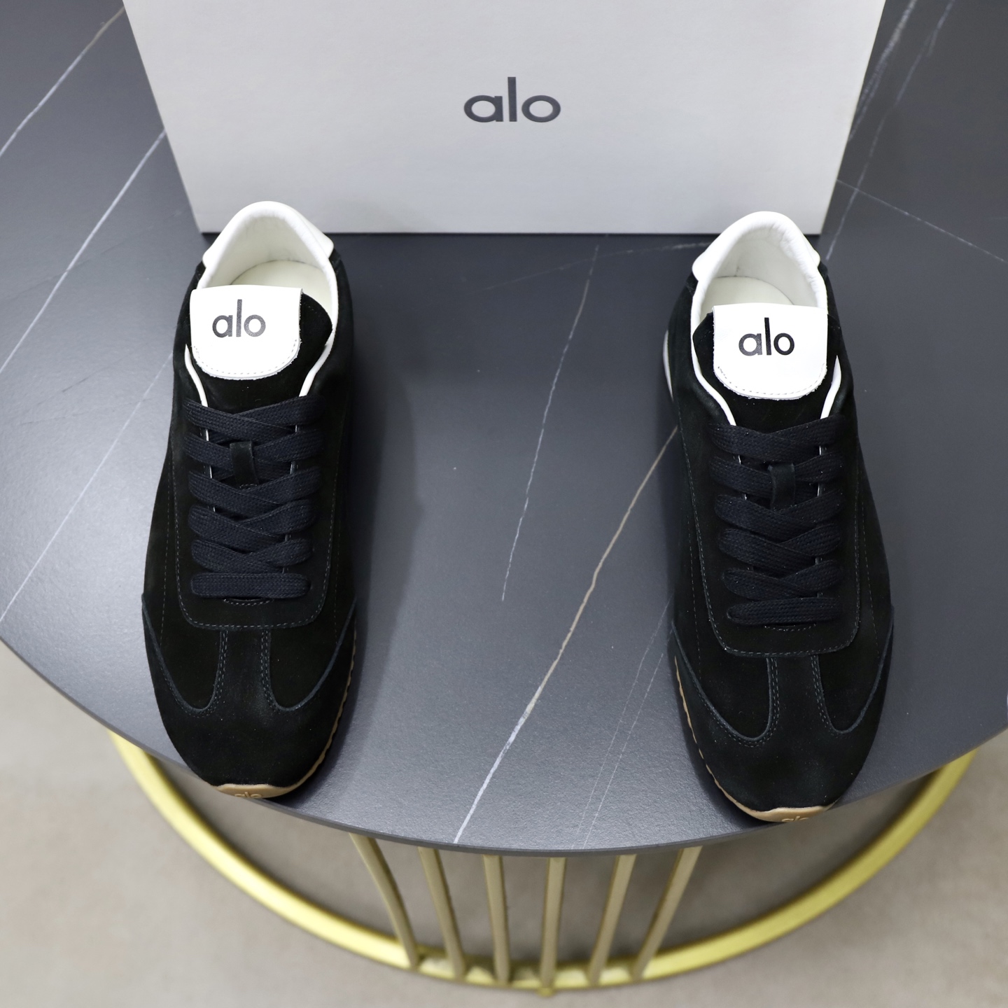 NO:690381,alo couple's moral training shoes are comfortable and casual. alo understands girls better than Nike!  Super versatile on the feet!  And super comfortable!  It’s a thin-soled model that’s not heavy on your feet at all!  And it’s the same style recommended by celebrities ~ the upper toes are super slim and the legs are very slim!  It’s super suitable for us little girls~ The overall shoe is also made of classic cow suede fabric with a delicate texture!  Men's size 35-44 (45 customization is non-refundable),19860909alo 情侣款德训鞋舒适休闲款 alo比耐克更懂女生！上脚超级百搭！而且超级舒适！是薄底款上脚一点都不沉重！而且还是明星同款推荐～上脚超级显腿细！超级适合我们小个子女生～鞋子整体也是经典的牛反绒面料细腻的纹路肌理感！男码35-44（45定制不退换）,,Men's shoes