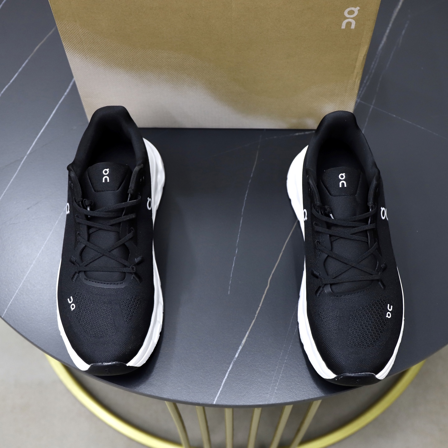 NO:639839,Swiss sports brand - ON Running Cloud 6 Low Cloud 6 series low-top, lightweight, comfortable, multi-functional casual 'black and white silver LOGO' 3MF10070299 Size 36 37.5 38 .39 40 40 41 42 42.5 43 44 45 46 Barcode number 2604328000 (10/9 sample!)  n Angpa's 2025 spring and summer new product Cloud 6 reshapes the daily sports experience with disruptive technology. The Zero-Gravity environmentally friendly foam midsole achieves a 'marshmallow foot feel', and the Speedboard speed board brings propulsion like 'waves pushing back'. The upgraded version of Cloud 6 Coast has a heel design, Cloud 6  The Waterproof waterproof version forms a 'trident matrix', from the gym to realizing 'one shoe for three wears'. The upper is made of recycled polyester fiber, with a proportion of recyclable materials reaching 24%, and it redefines 'sustainable fashion' with an ultra-lightweight design of 280 grams.19860909瑞士运动品牌-昂跑ON Running Cloud 6 Low 克劳德6系列低帮轻量舒适多功能休闲“黑白银LOGO”3MF10070299 尺码36 37.5 38 .39 40 40 41 42 42.5 43 44 45 46 条码编码2604328000(10/9号样！) n昂跑2025春夏新品Cloud 6以颠覆性科技重塑日常运动体验,Zero-Gravity环保泡棉中底实现「棉花糖脚感」,Speedboard速度板带来「海浪推背」般的推进力.升级版Cloud 6 Coast可踩跟设计、Cloud 6 Waterproof防水版本与形成「三叉戟矩阵」,从健身房到实现「一鞋三穿」.鞋面采用再生聚酯纤维,可回收材料占比达24,以280克超轻量设计重新定义「可持续时尚」.,,Men's shoes