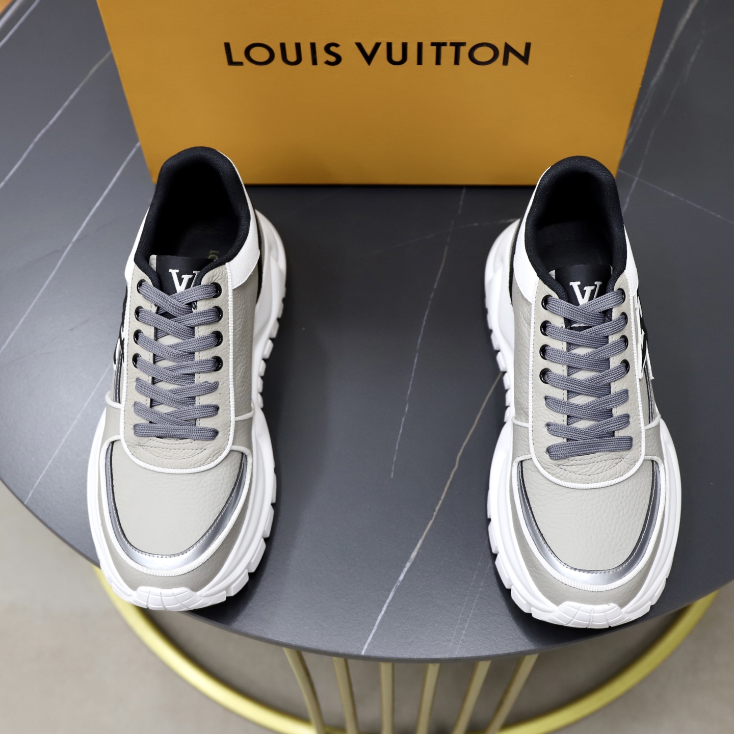 NO:639843,Brand [LOUIS VUITTON] LV. Louis Vuitton Material Original factory cowhide surface Original plate outsole Comfortable and breathable lining Style type casual sports sneakers Level counter quality Top original order Color actual picture color Code number 39-44 (45 customized),, louis vuitton, louis vuitton, louis vuitton, cowhide19860909品牌【LOUIS VUITTON】LV.路易威登 材质 原工厂牛皮面 原板大底 舒适透气内里 款式类型休闲运动 板鞋 等级专柜品质 顶级原单 颜色实物图片色 码数39-44（45定制）,,louis vuitton,louis vuitton,louis vuitton,cowhide,Men's shoes