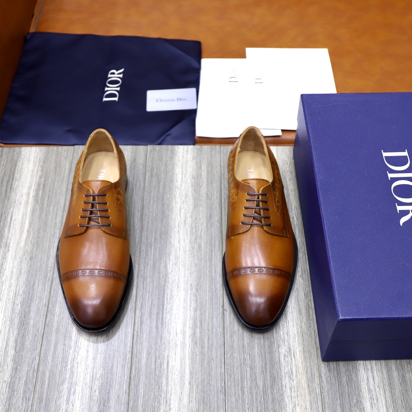 NO:639936,: DIOR/Dior Men's boutique loafers, this Dior Granville loafer is a new addition to the men's collection, highlighting urban style. Crafted from brown grained cow leather, with contrasting upper stitching, the upper is decorated with a tonal saddle strap, embellished with the Dior logo. The heel is decorated with engraved Dior  Logo, genuine leather outsole is more refined. The low-top pull-on style is comfortable and does not scratch the feet. It can be matched with various seasonal outfits to create an elegant and classic look. Comes with a full set of original packaging, standard code 3944, dior, dior, loafers, cowhide, Leather soles19860909:DIOR/迪奥 男士精品乐福鞋,这款 Dior Granville 乐福鞋是男装系列新品,彰显都市风范.采用棕色粒面牛皮革精心制作,搭配对比鲜明的缉面线,鞋面饰以同色调马鞍饰带,点缀以 Dior 标志.后跟饰以镌刻的 Dior 标志,真皮大底更显精致.低帮套穿式舒适不磨脚,可与各季节装扮搭配,打造优雅经典的造型.配全套原包装,标准码3944,,dior,dior,loafers,cowhide,Leather soles,Men's shoes