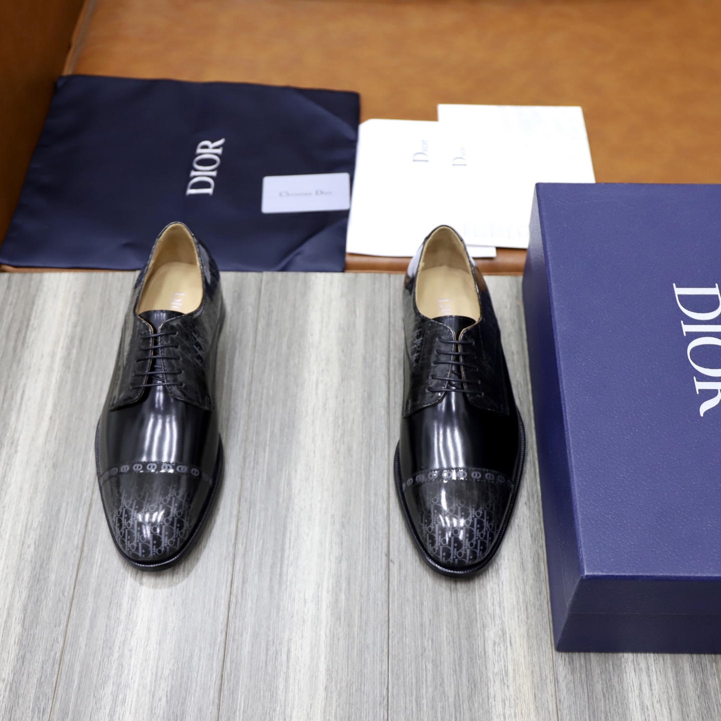 NO:639941,DIOR/Dior men's boutique loafers, this Dior Granville loafer is a new addition to the men's collection, highlighting urban style. Crafted from brown grained cow leather, with contrasting topstitching, the upper is decorated with a tonal saddle strap, embellished with the Dior logo. The heel is decorated with engraved Dior  Logo, genuine leather outsole is more refined. The low-top pull-on style is comfortable and does not scratch the feet. It can be matched with various seasonal outfits to create an elegant and classic look. Comes with a full set of original packaging, standard code 3944, dior, dior, loafers, cowhide, Leather soles19860909DIOR/迪奥 男士精品乐福鞋,这款 Dior Granville 乐福鞋是男装系列新品,彰显都市风范.采用棕色粒面牛皮革精心制作,搭配对比鲜明的缉面线,鞋面饰以同色调马鞍饰带,点缀以 Dior 标志.后跟饰以镌刻的 Dior 标志,真皮大底更显精致.低帮套穿式舒适不磨脚,可与各季节装扮搭配,打造优雅经典的造型.配全套原包装,标准码3944,,dior,dior,loafers,cowhide,Leather soles,Men's shoes