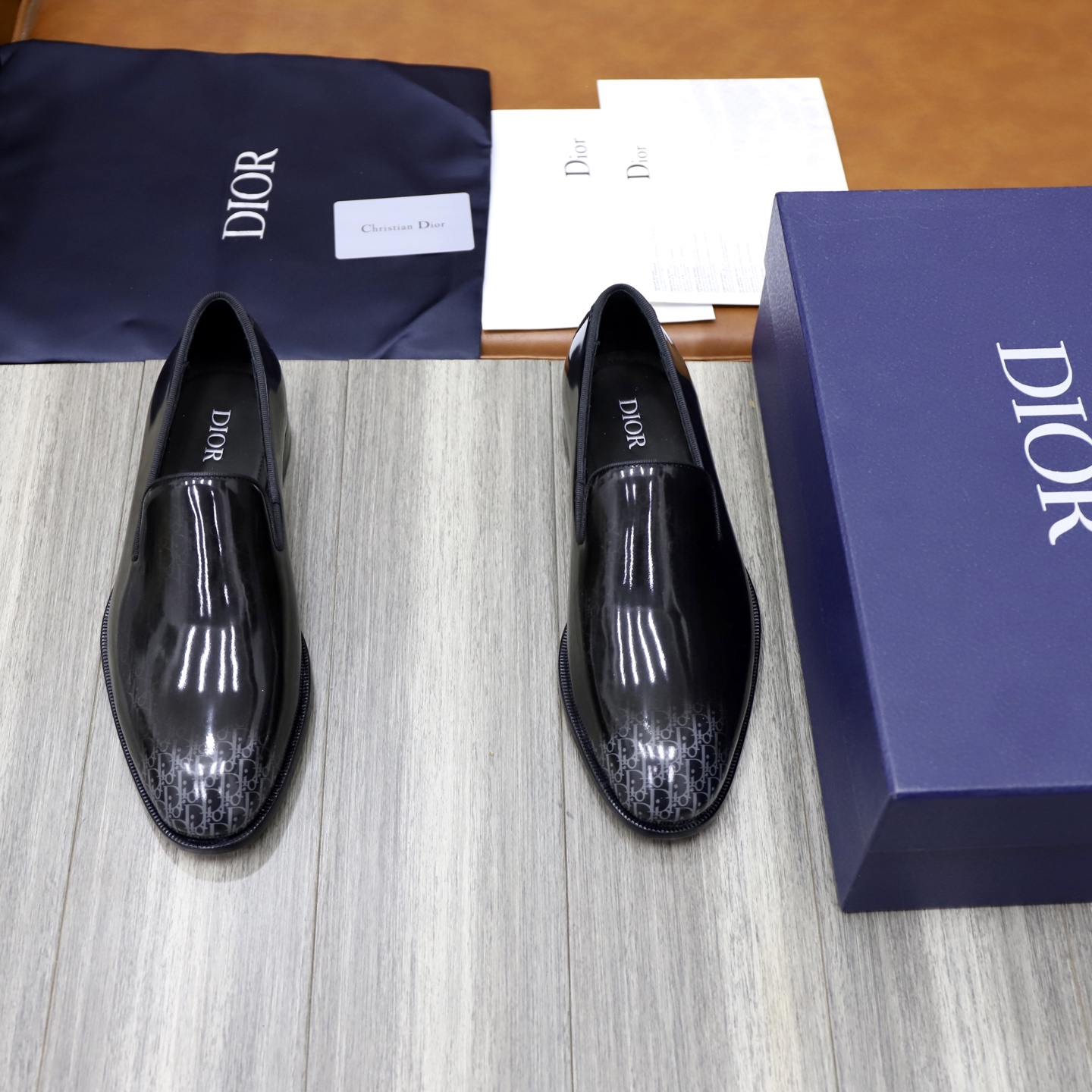 NO:639946,: DIOR/Dior Men's boutique loafers, this Dior Granville loafer is a new addition to the men's collection, highlighting urban style. Crafted from brown grained cow leather, with contrasting upper stitching, the upper is decorated with a tonal saddle strap, embellished with the Dior logo. The heel is decorated with engraved Dior  Logo, genuine leather outsole is more refined. The low-top pull-on style is comfortable and does not scratch the feet. It can be matched with various seasonal outfits to create an elegant and classic look. Comes with a full set of original packaging, standard code 3944, dior, dior, loafers, cowhide, Leather soles19860909:DIOR/迪奥 男士精品乐福鞋,这款 Dior Granville 乐福鞋是男装系列新品,彰显都市风范.采用棕色粒面牛皮革精心制作,搭配对比鲜明的缉面线,鞋面饰以同色调马鞍饰带,点缀以 Dior 标志.后跟饰以镌刻的 Dior 标志,真皮大底更显精致.低帮套穿式舒适不磨脚,可与各季节装扮搭配,打造优雅经典的造型.配全套原包装,标准码3944,,dior,dior,loafers,cowhide,Leather soles,Men's shoes