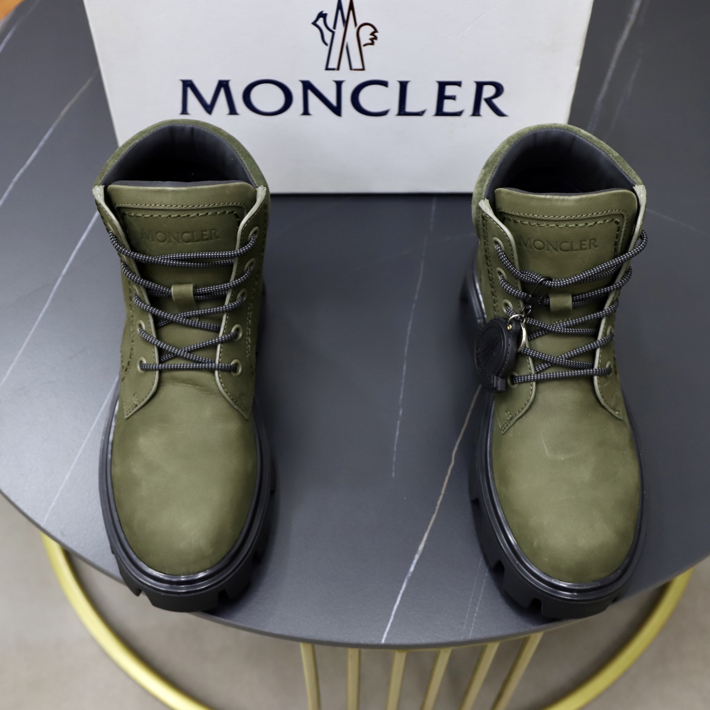 NO:640046,Moncler men's high-top Martin shoes reinterpret the brand's mountaineering tradition and inject urban aesthetic style into classic hiking boots. They are made of soft cowhide, strong and durable. Upper: imported cow suede, cowhide, cowhide lining (wool lining needs to be customized) Size: 39-44 (customized at 38.45), boots, cowhide19860909Moncler男士高帮马丁鞋 重新演绎品牌的登山传统,为经典徒步靴注入城市美学风格,采用柔软牛皮制成,结实耐穿 鞋面:进口牛反绒,牛皮,牛皮内里(羊毛里需定做） Size:39-44(38.45定做),,boots,cowhide,Men's shoes