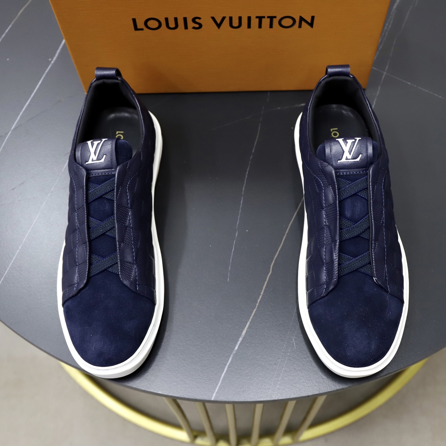 NO:663922,♂♂♂ Brand LV Louis Vuitton Standard code 38-44 (customized at 45) The same grade as the official website Materials: Original cowhide material splicing Comfortable and breathable sheepskin lining Lightweight and wear-resistant sports outsole Style category Men's fashionable casual shoes Running sneakers Distinguished luxury brand elements Top luxury Colors Actual picture color, Louis Vuitton, Louis  vuitton,sneakers,cowhide,sheepskin19860909♂♂♂ 品牌LV路易威登 标准码38-44（45订做） 等级官网同款 材料原厂牛皮材料拼接品 舒适透气羊皮内里 轻便耐磨运动大底 款式类别男士时尚休闲鞋 跑步 运动鞋 尊贵奢侈品大牌元素 顶级奢华 颜色实物图片色,,louis vuitton,louis vuitton,sneakers,cowhide,sheepskin,Men's shoes