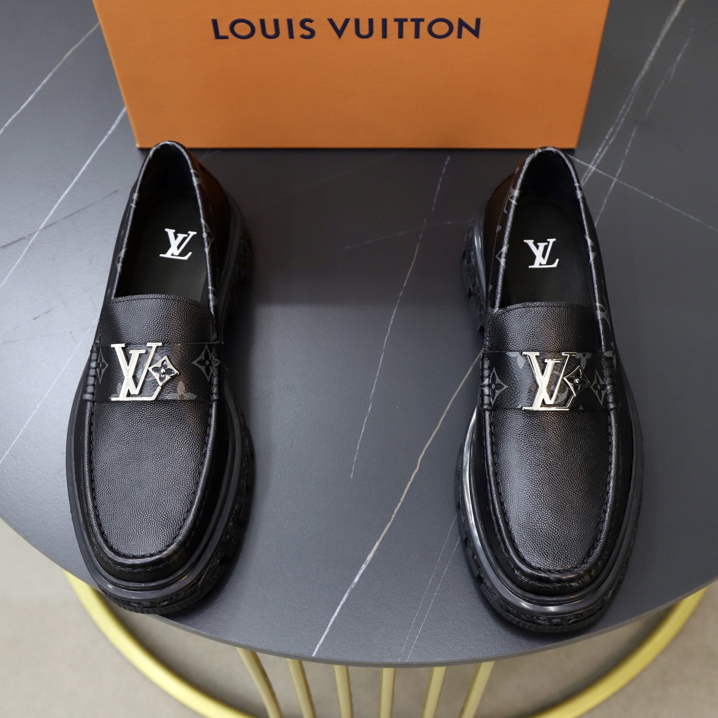NO:680016,Top original item [LV] Louis Vuitton, regular sizes 39 to 44 (38, 45, 46 can be customized), classic small leather shoes!  goods!  [Original leather calfskin] [Not an ordinary material ready-made in the market!  】Top craftsmanship [strong] Fully imported raw leather calfskin from Italy (super strong texture and feel), imported specific calfskin lining and original rubber wear-resistant outsole!  !  Super ceremonial!  Gentleman style!  Drawer shoe box,,louis vuitton,louis vuitton,cowhide19860909顶级原单【LV】路易威登 正码39一44（38、45、46可定做） 经典款小皮鞋型！货！【原版皮小牛皮】【并非市场现成材普通材料！】顶级手工艺[强]意大利全面进口原皮料小牛皮(超强质感、手感),内里进口特定小牛皮 原版橡胶耐磨大底！！超级仪式感！绅士风！抽屉式鞋盒,,louis vuitton,louis vuitton,cowhide,Men's shoes