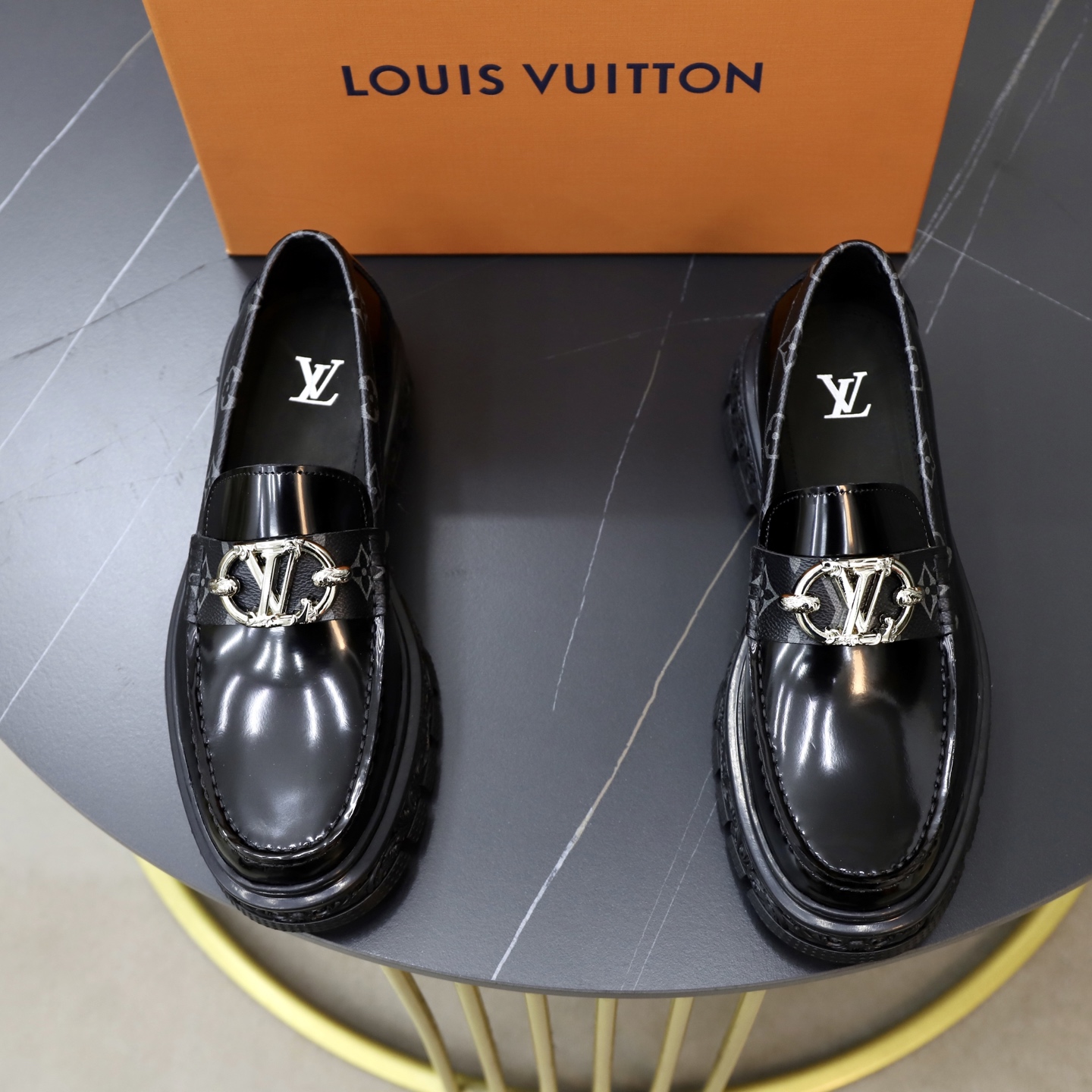 NO:665086,Top original order [LV] Louis Vuitton, regular size 39 to 44 (38, 45, 46 can be customized), classic small leather shoe style!  goods!  [Original leather calfskin] [Not an ordinary material ready-made in the market!  】Top craftsmanship [strong] Fully imported raw leather calfskin from Italy (super strong texture and feel), imported specific calfskin lining and original rubber wear-resistant outsole!  !  Super ceremonial!  Gentleman style!  Drawer shoe box,,louis vuitton,louis vuitton,cowhide19860909顶级原单【LV】路易威登 正码39一44（38、45、46可定做） 经典款小皮鞋型！货！【原版皮小牛皮】【并非市场现成材普通材料！】顶级手工艺[强]意大利全面进口原皮料小牛皮(超强质感、手感),内里进口特定小牛皮 原版橡胶耐磨大底！！超级仪式感！绅士风！抽屉式鞋盒,,louis vuitton,louis vuitton,cowhide,Men's shoes