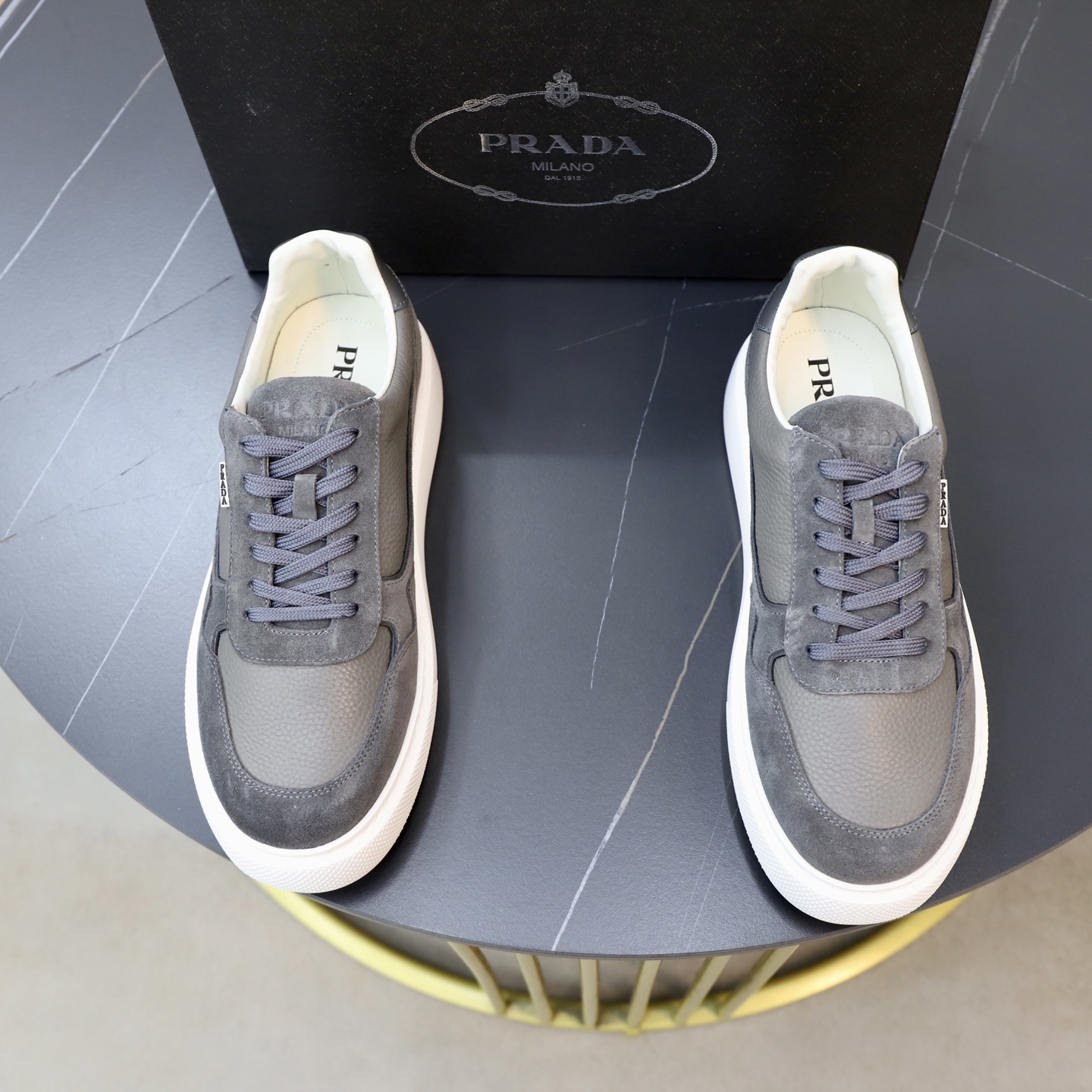 NO:680319,[Prada] Prada - high-end quality original order - upper imported soft calfskin splicing, silk screen printing brand logo - lining water-dyed cowhide lining - outsole ultra-light TPU foam Q-elastic molded outsole - ultra-high quality control, fine workmanship (high-end, luxury, grade) -Size 38-44 (45, can be customized),, prada, prada, cowhide19860909【Prada】普拉达 -高端品质 原单 -鞋面进口软面小牛皮拼接、丝印品牌logo -内里水染牛皮内里 -大底超轻TPU发泡·Q弹成型大底 -超高品控·做工精细凸显(高端·贵气·档次) -Size 38-44（45,可订做),,prada,prada,cowhide,Men's shoes