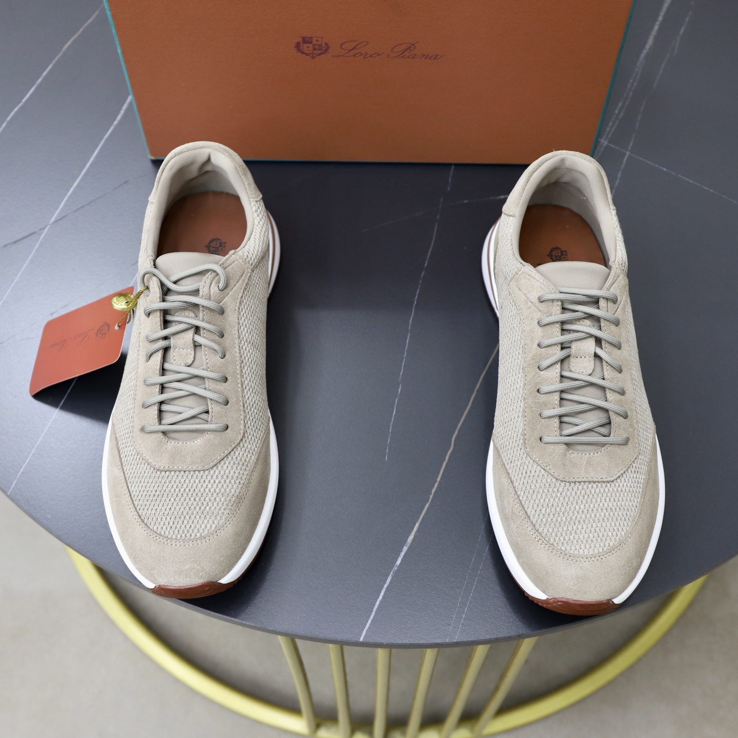 NO:690091,Loro Piana Tennis Walk men's moral training sneakers!  These new textured leather tennis shoes feature an ultra-low design, suitable for year-round wear, and are waterproof. The covered sole creates a relaxed and attractive color combination, harmoniously blending functionality and understated style. The ideal footwear choice for urban dressing. Kummel color inserts on the heel, soft calfskin tongue, embossed LP logo cotton laces Material: Upper: Gray woven stitching cowhide accents!  Sole: Rubber lining: Cow leather original rubber sole, excellent foot comfort, complete package!  Size 38-39-40-41-42-43-44 leather shoe size (can be customized 4546),,loro piana,loro piana,sneakers,cowhide19860909Loro Piana（诺悠翩雅）Tennis Walk男士德训运动鞋！ 这款新款织面革网球鞋采用超低帮设计,适合全年穿着,并具有防水性能.包边鞋底营造轻松迷人的色彩组合,将功能性与低调个性风格和谐融合.打造都市着装的理想鞋履选择.鞋跟处饰以Kummel色嵌片柔软小牛皮鞋舌,压印LP徽标棉质鞋带材质:鞋面:灰织拼接牛皮点缀！鞋底:橡胶衬里:牛皮革原厂橡胶鞋底,上脚舒适度极好,配全套包装！ 尺码38-39-40-41-42-43-44皮鞋尺码（可定制4546）,,loro piana,loro piana,sneakers,cowhide,Men's shoes