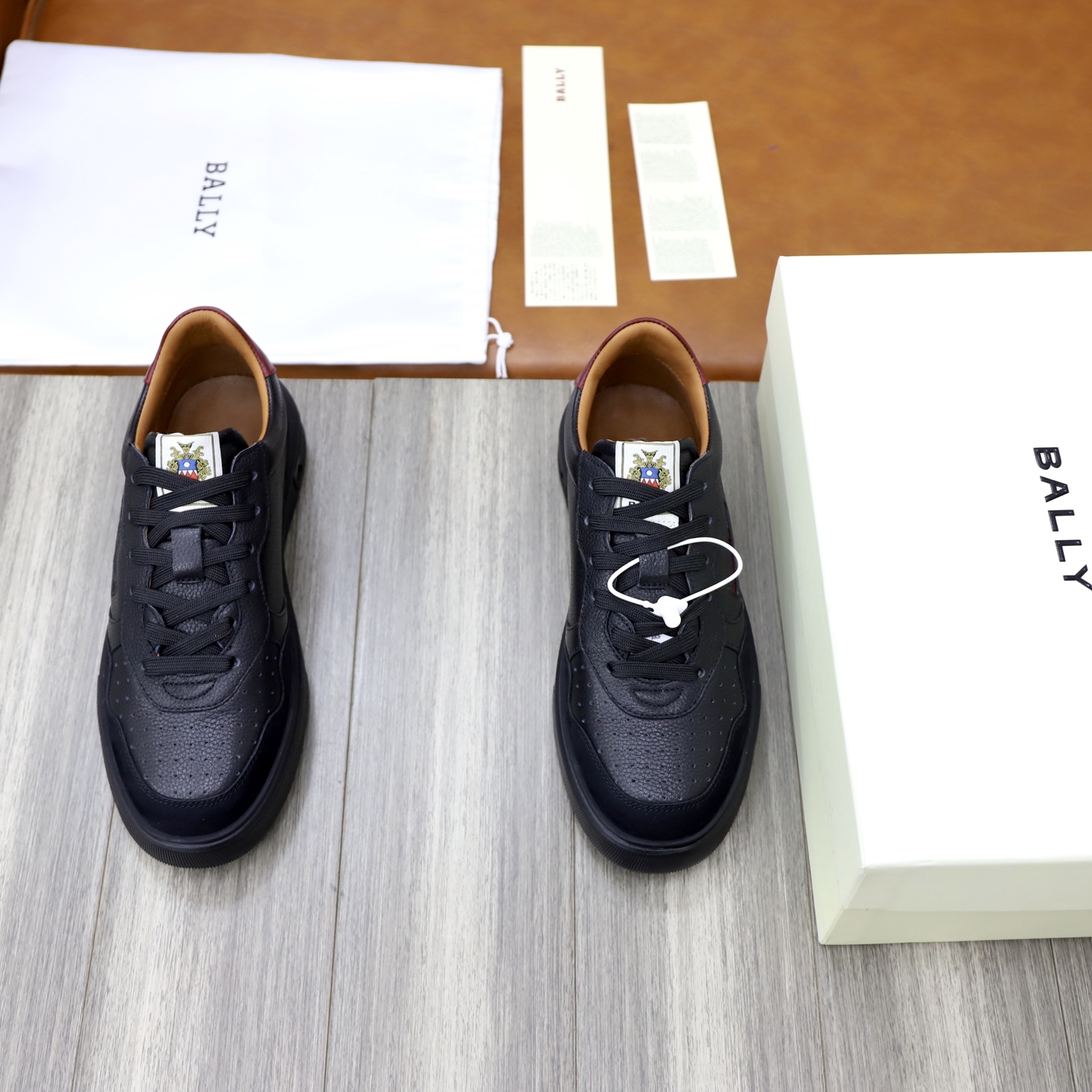 NO:690020,Bally's new product Ball*_High-end men's classic sports shoes. Imported calfskin, limited style boutique, genuine leather edge shoe collar, B's unique classic, rare boutique, with original packaging shoe box. Size39-44 (customized for 38, 45),, bally, sneakers, cowhide19860909巴利新品 Ball*_高端男士经典运动鞋. 进口小牛皮 风格限定精品, 真皮包边鞋口 B家独有经典,不可多得的精品 配原厂包装鞋盒. Size39-44（38、45订做）,,bally,sneakers,cowhide,Men's shoes