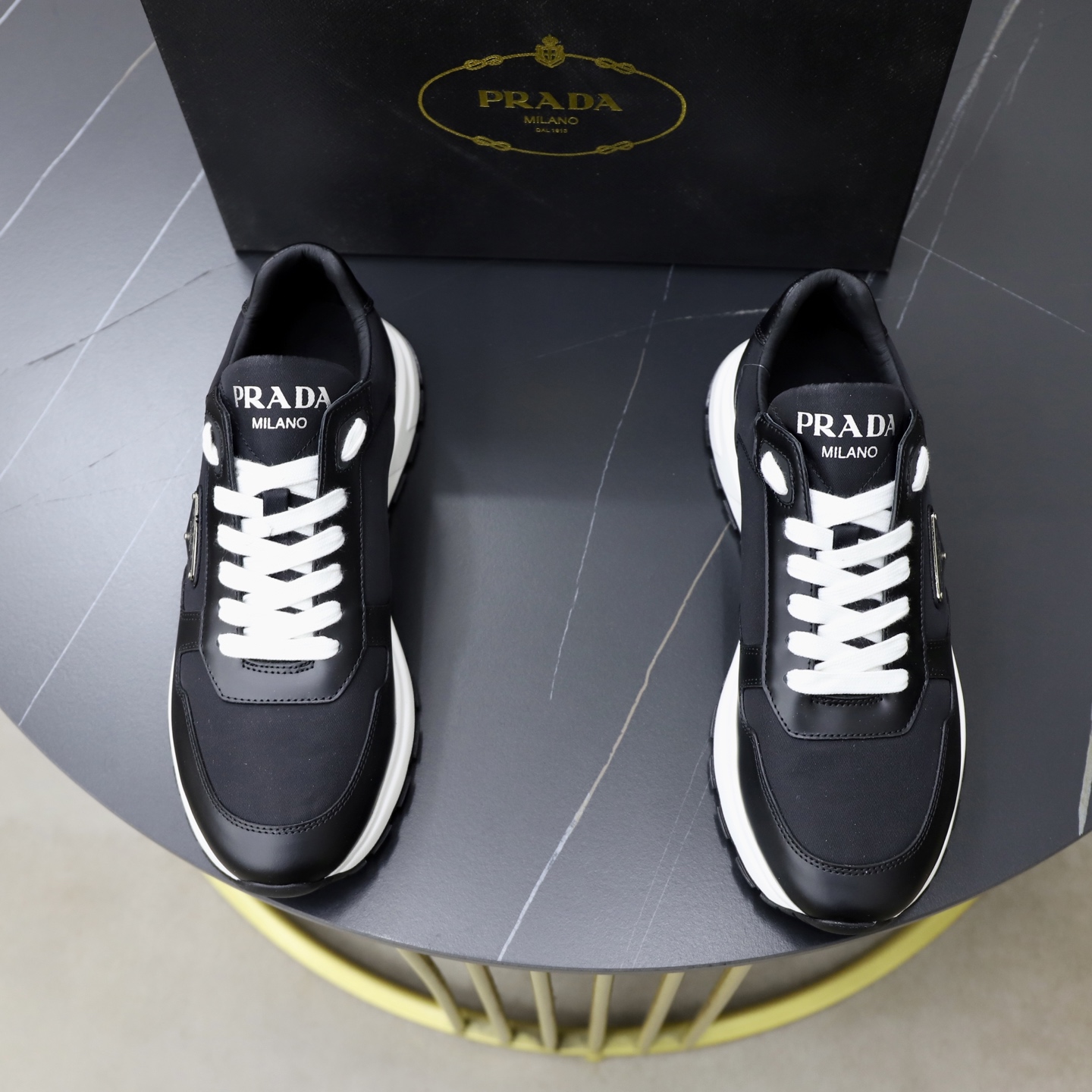 NO:690149,Top original brand PRADA (Prada) Standard men's size 38/44 (45 can be customized) The same style as the official website Materials original cowhide stitching imported cloth Cowhide lining Original combination two-color wear-resistant soft outsole Style category casual sports version Young fashion European and American trend British style Color actual picture color, prada, prada, cowhide19860909顶级原单 品牌PRADA（普拉达） 标准码男码38/44（45可以定做） 等级官网同款 材料原版牛皮拼接进口布匹 牛皮内里 原版组合双色耐磨柔软大底 款式类别休闲运动版 年轻时尚 欧美潮流 英伦风格 颜色实物图片色,,prada,prada,cowhide,Men's shoes