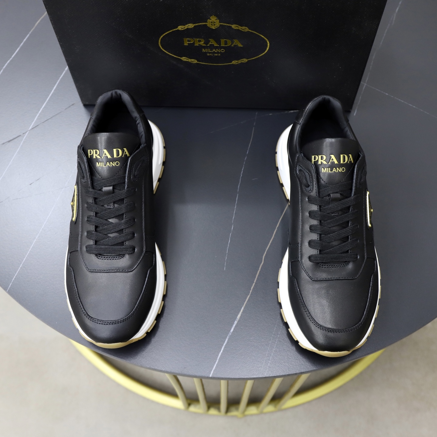 NO:690151,Top original brand PRADA (Prada) Standard male size 38/44 (45 can be customized) Same grade as the official website Material original cowhide stitching Cowhide lining Original combination two-color wear-resistant soft outsole Style category casual sports version Young fashion European and American trend British style Color actual picture color, prada, prada, cowhide19860909顶级原单 品牌PRADA（普拉达） 标准码男码38/44（45可以定做） 等级官网同款 材料原版牛皮拼接 牛皮内里 原版组合双色耐磨柔软大底 款式类别休闲运动版 年轻时尚 欧美潮流 英伦风格 颜色实物图片色,,prada,prada,cowhide,Men's shoes