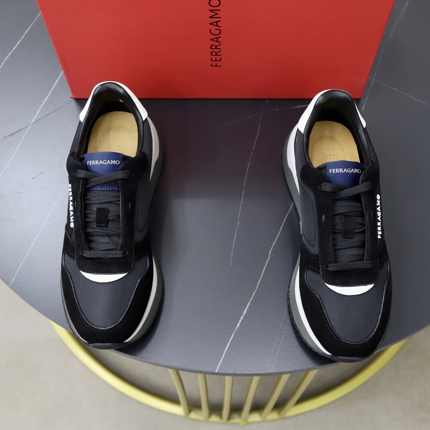 NO:704882,Ferragam0 Ferragam casual shoes draw design inspiration from running shoes and reinterpret the charm of sports fashion. The upper is full of dynamic vitality. The upper side is decorated with a three-dimensional rubber logo, with a lightweight two-color rubber sole, overlay eyelets and hidden shoelaces add exquisite details. Equipped with leather insole Size: 39-44 (customized at 38.45),,ferragamo19860909Ferragam0菲拉 休闲鞋从跑鞋汲取设计灵感,焕新诠释运动时尚魅力.鞋面尽显动感活力.鞋面一侧饰有立体橡胶标识,搭配轻盈双色橡胶鞋底,覆层鞋眼和隐藏式鞋带增添考究细节.配以皮革内底 Size:39-44(38.45定做）,,ferragamo,Men's shoes