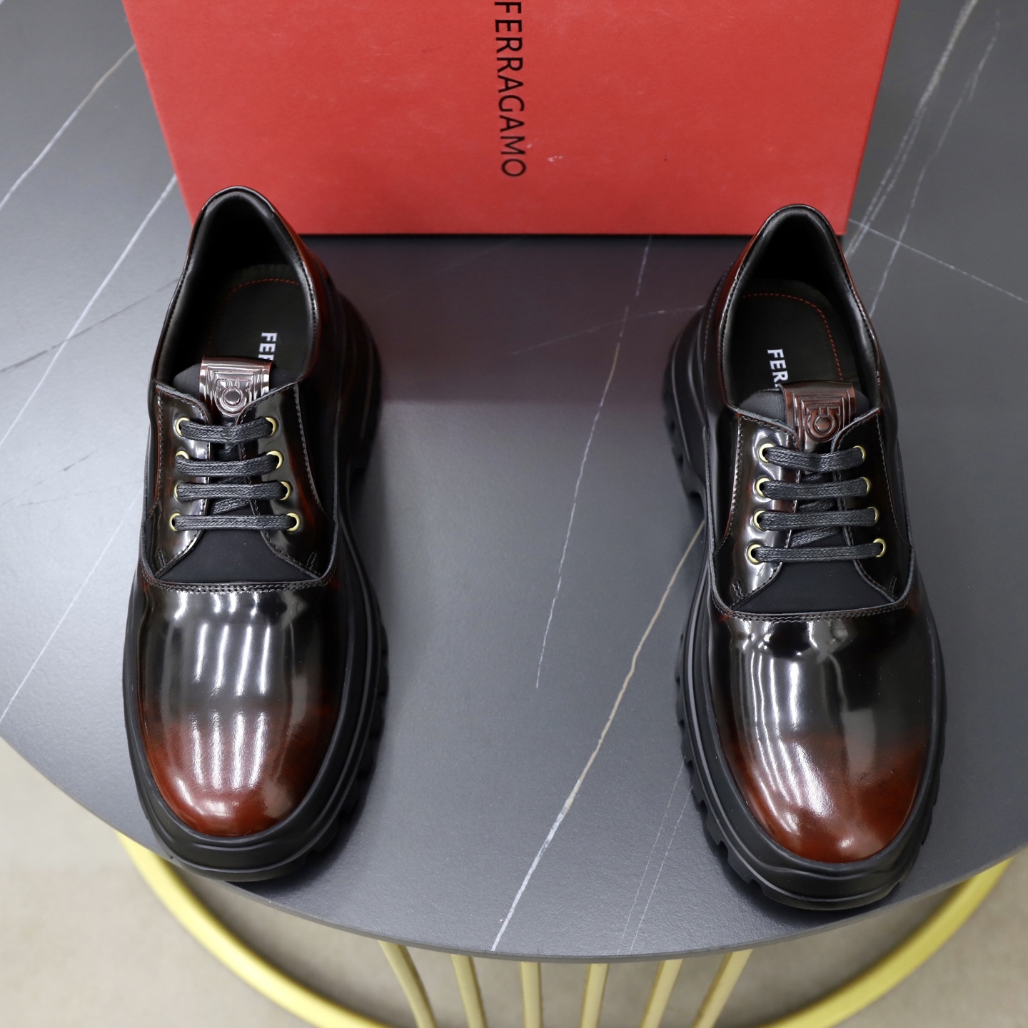 NO:704889,[FERRAGAMO] The new derby shoes are fashionable and elegant, highlighting urban style. This lace-up shoe adopts a round shoe shape and stitched upper design. The cowhide used has a color-grabbed effect, showing a luxurious texture. The leather and rubber soles are decorated with customized grooves. 39-44 (38.45.46),,ferragamo,cowhide19860909【FERRAGAMO】新款德比鞋时尚高雅,彰显都市格调.这款系带鞋采用圆润鞋型和缝线鞋面设计,所用牛皮呈现擦色效果,展露奢美质感.皮革和橡胶鞋底饰有定制沟纹.39-44(38.45.46定),,ferragamo,cowhide,Men's shoes