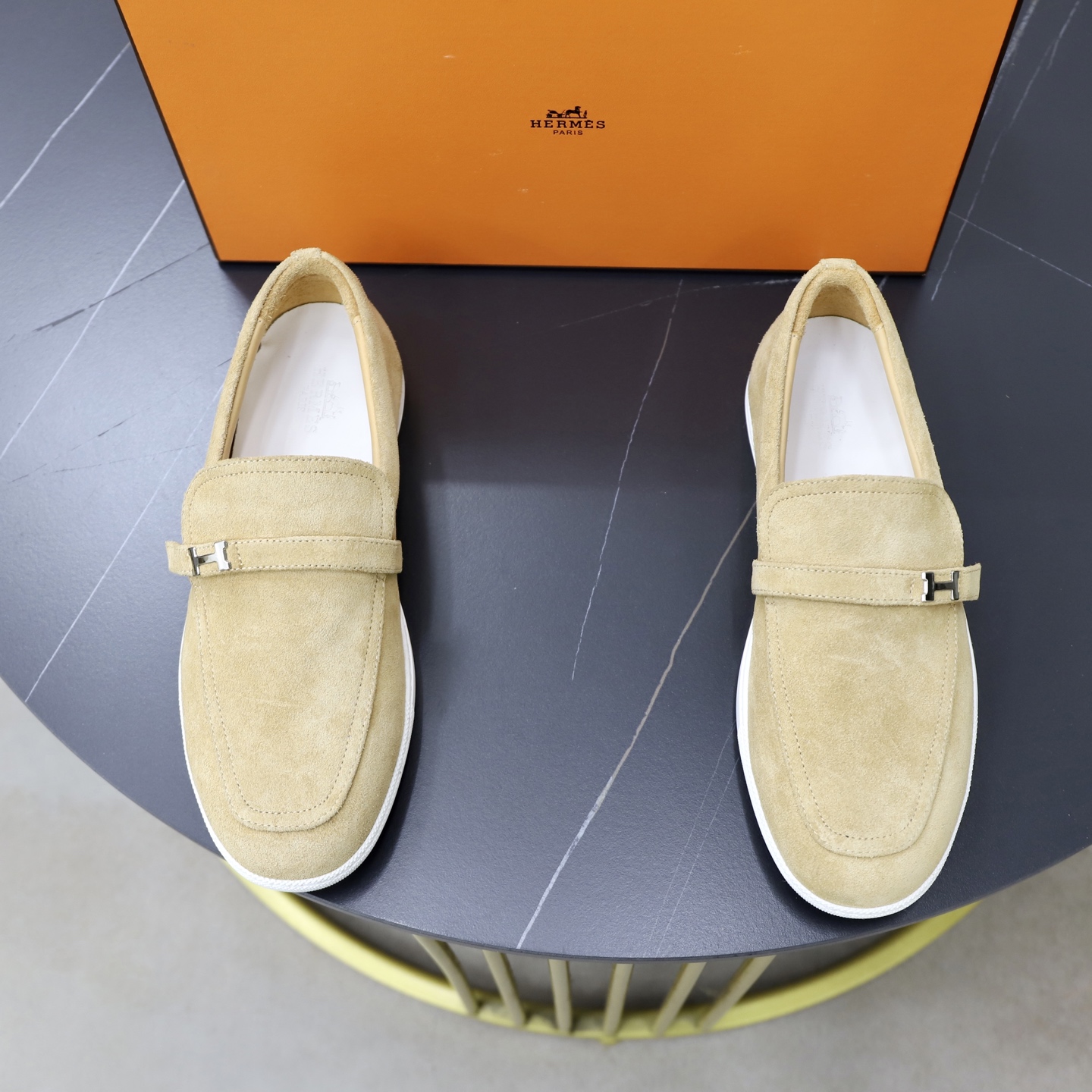 NO:704860,[Hermes] Hermès Job loafers, suede + metal H buckle, low-key and recognizable. The rubber sole is light and wear-resistant, suitable for daily commuting and leisure!  The slip-on design is super convenient, comfortable and fashionable. It is a must-have for old-money style. It looks great with jeans and casual pants~ size 39-44 (customized at 38.45.46), hermes, hermes, loafers, jeans, chamois leather19860909【Hermes】爱马仕Job乐福鞋,麂皮+金属H扣,低调又有辨识度.橡胶鞋底轻便耐磨,日常通勤、休闲都OK！一脚蹬设计超方便,舒适又时髦,老钱风穿搭必备,牛仔裤、休闲裤随便搭都很有范儿~ size39-44（38.45.46定制）,,hermes,hermes,loafers,jeans,chamois leather,Men's shoes