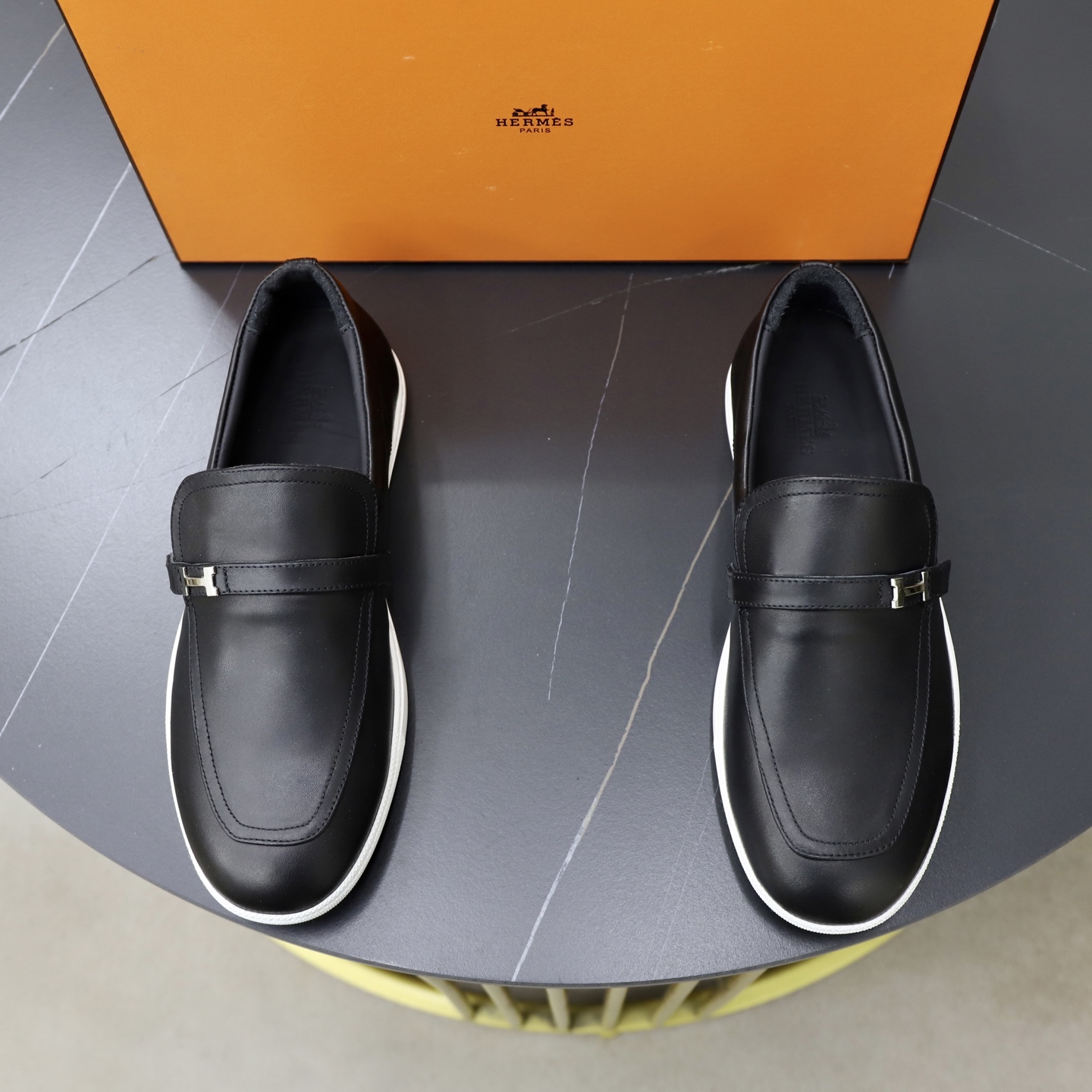 NO:704862,[Hermes] Hermès Job loafers, high-grade cowhide + metal H buckle, low-key and recognizable. The rubber sole is light and wear-resistant, suitable for daily commuting and leisure!  The slip-on design is super convenient, comfortable and fashionable. It is a must-have for old-money style. It looks great with jeans and casual pants~ size 39-44 (customized at 38.45.46), hermes, hermes, loafers, jeans, cowhide19860909【Hermes】爱马仕Job乐福鞋,高档牛皮+金属H扣,低调又有辨识度.橡胶鞋底轻便耐磨,日常通勤、休闲都OK！一脚蹬设计超方便,舒适又时髦,老钱风穿搭必备,牛仔裤、休闲裤随便搭都很有范儿~ size39-44（38.45.46定制）,,hermes,hermes,loafers,jeans,cowhide,Men's shoes
