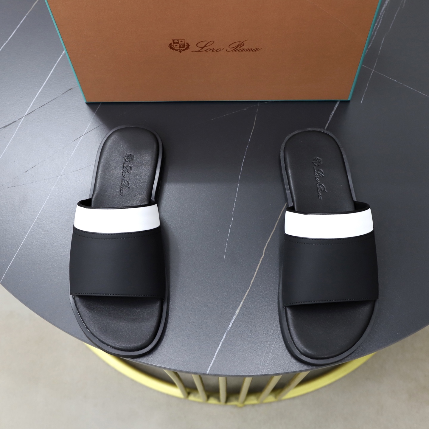 NO:745913,Loro Piana Men's Slippers Spring and Summer Series lp British Casual Slippers Loro Piana Spring and Summer Series lp British Slippers. It turns out that this is the legendary sandal that will not tire your feet after walking for 20,000 steps. It has both good looks and feel. It does not scratch your feet and is very nice with soft and waxy soles. It can be worn for daily use for a long time without getting tired. Who can refuse a pair of versatile and good-looking slippers and sandals?  Size 38-46,,loro piana,loro piana,sandals,slippers19860909Loro Piana 男装拖鞋 春夏系列 lp英伦休闲拖鞋 Loro Piana 春夏系列 lp英伦拖鞋. 原来这就是传说走两万步都不会累脚的凉鞋把颜值和脚感都拿捏住了. 不会磨脚就很nice搭配软软糯糯的鞋底,日常通行久穿不累哦 谁能拒绝得了一双百搭又好看的拖鞋凉鞋 尺寸38-46,,loro piana,loro piana,sandals,slippers,Men's shoes