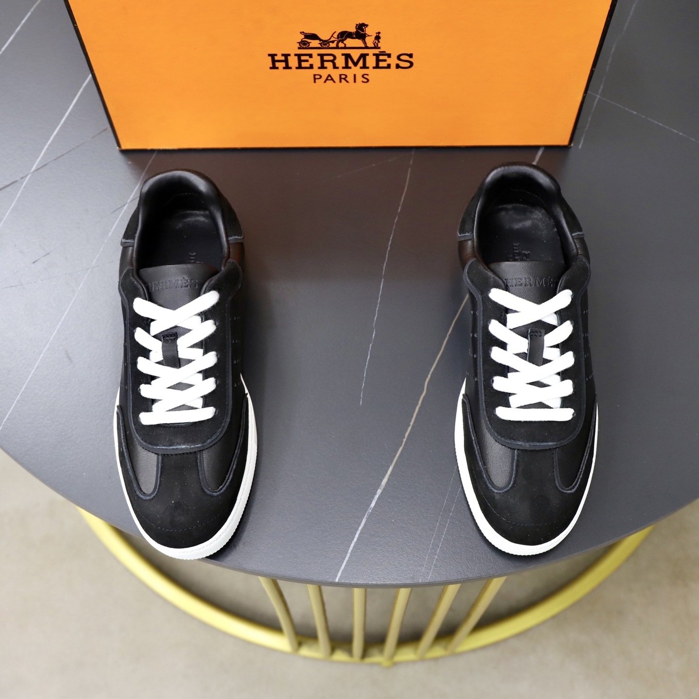 NO:778105,hermes 26c new arrival～White shoes H Family Match series white shoes, made of goatskin + calfskin stitching, with fine texture and durability. Rubber soles, super comfortable for daily wear. Simple and smooth design, low-key and elegant, versatile and not picky. It can be easily controlled whether for leisure or commuting. It is a high-end casual shoe that is both fashionable and practical. It is loved by quality control! Size: Female 35-40/Male 39-45,, hermes, cowhide, sheepskin19860909hermes 26c new arrival～小白鞋 H家 Match系列小白鞋,采用山羊皮+小牛皮拼接,质感细腻又耐用.橡胶鞋底,日常穿着超舒适.简约流畅设计,低调优雅,百搭不挑人.无论休闲还是通勤都能轻松驾驭,是时尚与实用兼具的高端休闲鞋,深受品质控喜爱! size:女35-40/男39-45,,hermes,cowhide,sheepskin,Men's shoes