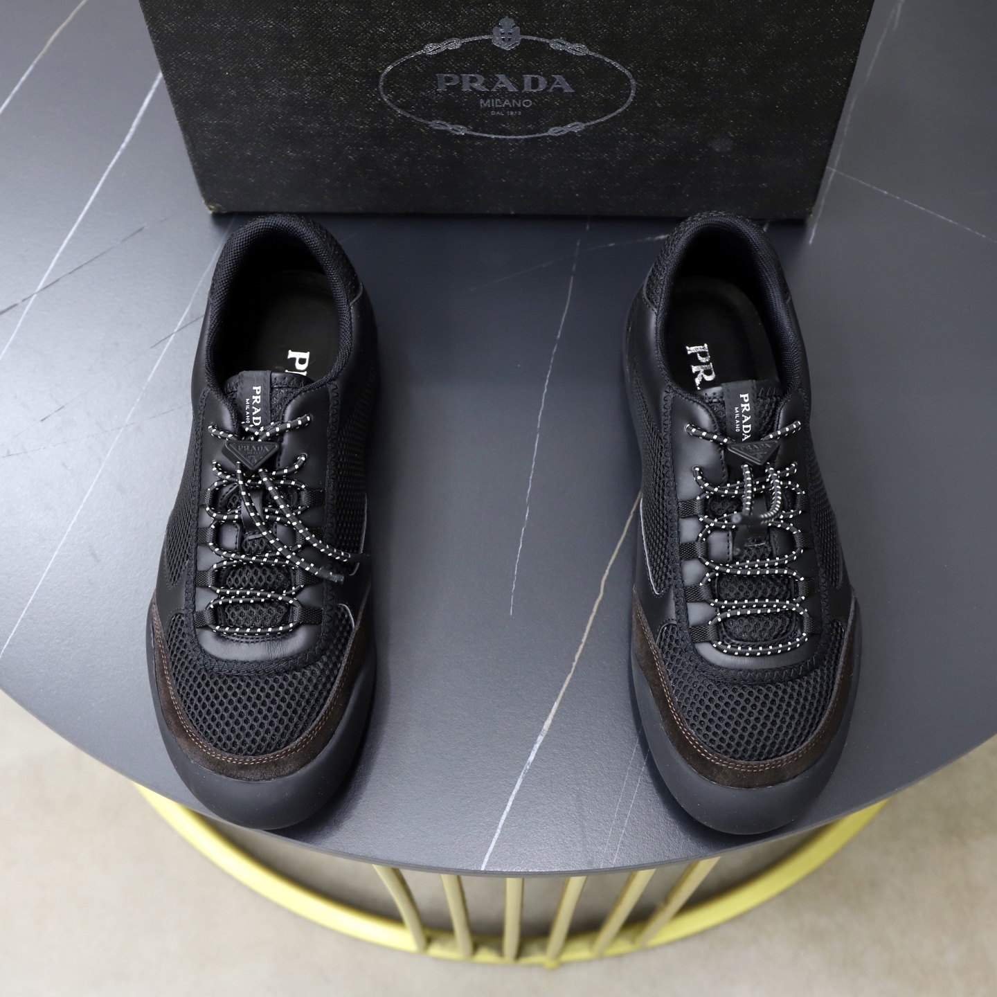 NO:778112,Speedro cow leather and mesh sneakers!  Made by heavy industry, first shipped!  Light and flexible, designed for urban vitality, the Speedro sneakers embody a curious, modern and innovative spirit. The practical design is made of mesh with cowhide leather trim, while the rope series is reminiscent of the movement of the outdoor world. The sole completes this shoe inspired by the dialogue between nature and the city. With elastic elastic laces, brand label details on the tongue, lightweight sole, removable cowhide insole, excellent on-foot comfort  Size 38-39-40-41-42-43-44-45 leather shoe size, sneakers, cowhide19860909Speedro牛皮革和网眼运动鞋！重工打造 首发出货！ 此款轻盈灵活,专为都市活力而设计,Speedro运动鞋彰显出一种好奇,现代且创新的精神,实用的设计采用网眼布搭配牛皮革镶边,而绳索系列则让人联想到户外世界的动感.鞋底则为这款受自然与城市对话启发的鞋款画上了圆满的句号.搭配有弹性的松紧鞋带,鞋舌处有品牌标签细节,轻盈鞋底,可拆卸牛皮鞋垫,上脚舒适度极好 尺码38-39-40-41-42-43-44-45皮鞋尺码,,sneakers,cowhide,Men's shoes