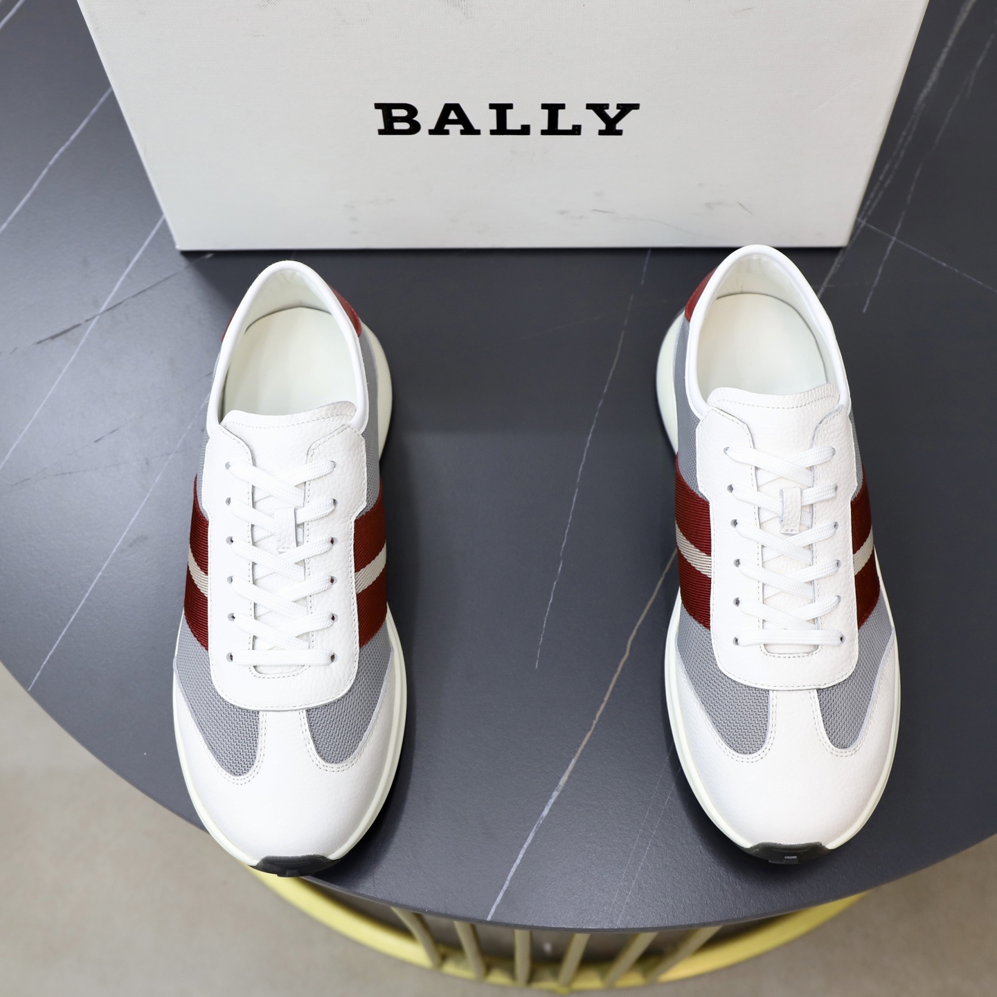 NO:778844,Bally/Bally's new men's leather spliced casual sports shoes, cowhide lining, original calfskin surface spliced with solid color mesh design style, very comfortable and breathable, classic B family red and white striped webbing badge decoration, decorated with 'BALLY' silver letter logo, full of personality and highly recognizable, with cowhide feet, contrasting rubber soles, extremely comfortable for the upper foot, visible texture, light and comfortable  Size 38-39-40-41-42-43-44 (45 customized) standard leather shoe size, bally, sneakers, cowhide19860909Bally/巴利 新款男士皮革拼接休闲运动鞋 牛皮内里 原厂小牛皮面拼接纯色网布设计风格 舒适透气效果极好 经典的B家红白条纹织带徽章装饰 饰以“BALLY”银色字母logo点缀 个性十足 辨识度极高 配牛皮垫脚 撞色橡胶鞋底 上脚极度舒适 质感可见 轻便舒适 尺码38-39-40-41-42-43-44（45订做）标准皮鞋尺码,,bally,sneakers,cowhide,Men's shoes