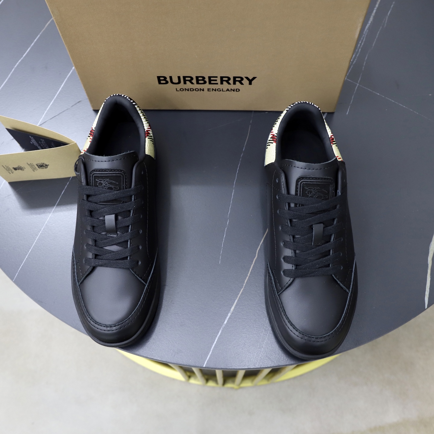 NO:779243,[Burberry] Classic low-top sneakers | Imported cowhide with classic plaid fabric | Cowhide lining | Original outsole | Fine workmanship and comfortable to wear Size38-44 (45 custom-made),,burberry,burberry,sneakers,cowhide19860909【burberry巴宝莉】经典低帮运动鞋｜进口牛皮搭配经典格纹布料｜牛皮内里｜原版大底｜做工精细穿着舒适 Size38-44（45定做）,,burberry,burberry,sneakers,cowhide,Men's shoes