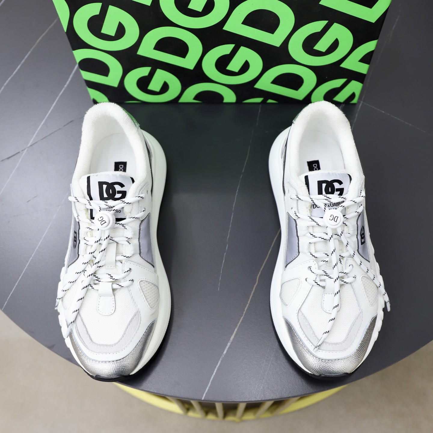 NO:779247,D&G fashionable sports style, simple and not monotonous, extremely comfortable!  The upper is made of cowhide, and the lining is matched with breathable mesh, which is comfortable and fashionable. Sizes 38–44 (customized to 45), Dolce&Gabbana, cowhide19860909D&G 时尚运动款,简单不单调,舒适度极佳！鞋面牛皮拼接打造,内里搭配透气网布,舒适感强,时尚潮流.配码38–44（45订做）,,Dolce&Gabbana,cowhide,Men's shoes