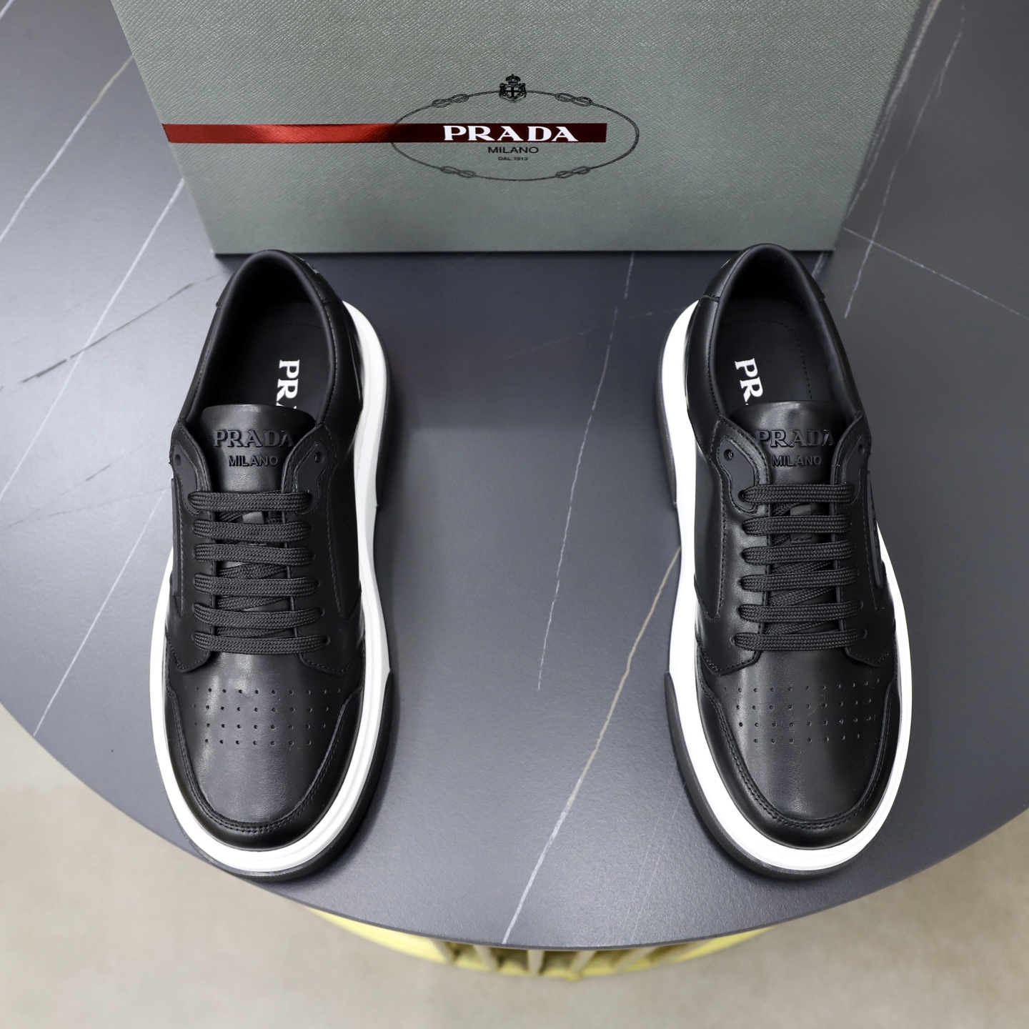 NO:779260,Top original brand PRADA (Prada) Standard male size 38/44 (45 can be customized) Same grade as the official website Material original cowhide Leather lining Original combination two-color wear-resistant soft outsole Style category casual sports version Young fashion European and American trend British style Color actual picture color, prada, prada, cowhide19860909顶级原单 品牌PRADA（普拉达） 标准码男码38/44（45可以定做） 等级官网同款 材料原版牛皮 牛皮内里 原版组合双色耐磨柔软大底 款式类别休闲运动版 年轻时尚 欧美潮流 英伦风格 颜色实物图片色,,prada,prada,cowhide,Men's shoes