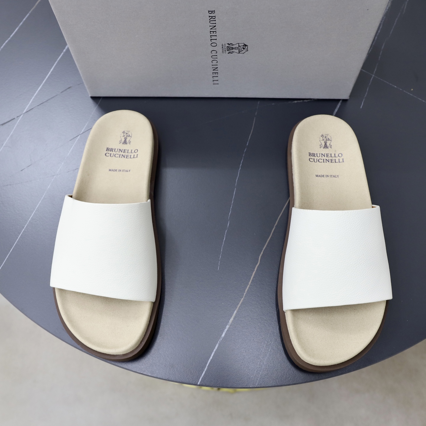 NO:779377,:♂♂♂ Brand BC code number 38–44 (customized for 45, 46) Level counter Original order Material original upper Wear-resistant, lightweight, soft and comfortable outsole Style category Summer new slippers Young and fashionable Comfortable feet Multi-color options, slippers19860909:♂♂♂ 品牌BC 码数38–44（45、46定制） 等级专柜 原单 材料原版鞋面 耐磨轻便柔软舒适大底 款式类别夏季新款拖鞋 年轻时尚 脚感舒适 颜色多色可选,,slippers,Men's shoes