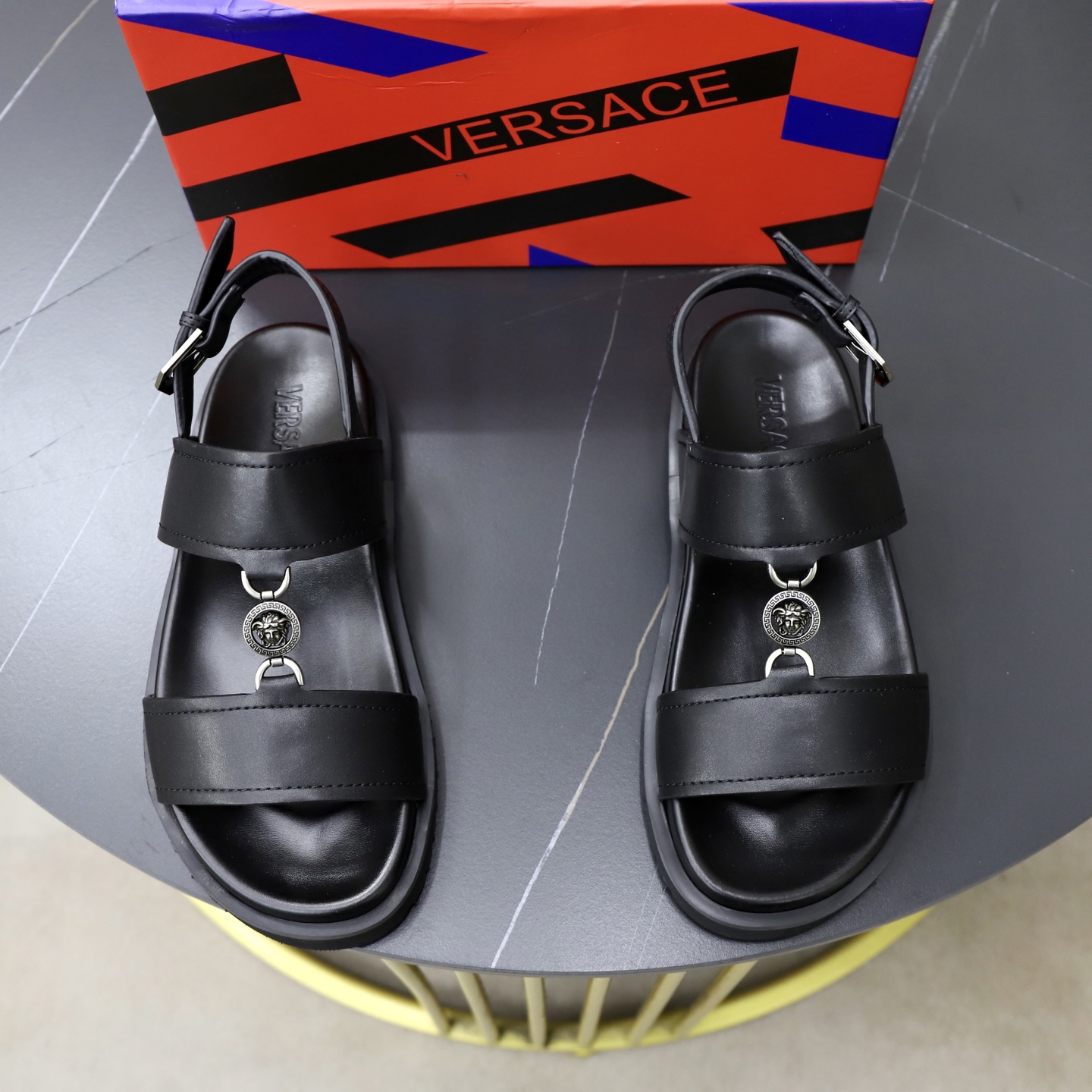 NO:779389,:♂♂♂ Brand Versace Size 38–44 (customized for 45) Level counter Original order Material original upper Wear-resistant, lightweight, soft and comfortable outsole Style category Summer new slippers Young and fashionable Comfortable feet Multi-color optional, versace, slippers19860909:♂♂♂ 品牌范思哲 码数38–44（45定制） 等级专柜 原单 材料原版鞋面 耐磨轻便柔软舒适大底 款式类别夏季新款拖鞋 年轻时尚 脚感舒适 颜色多色可选,,versace,slippers,Men's shoes