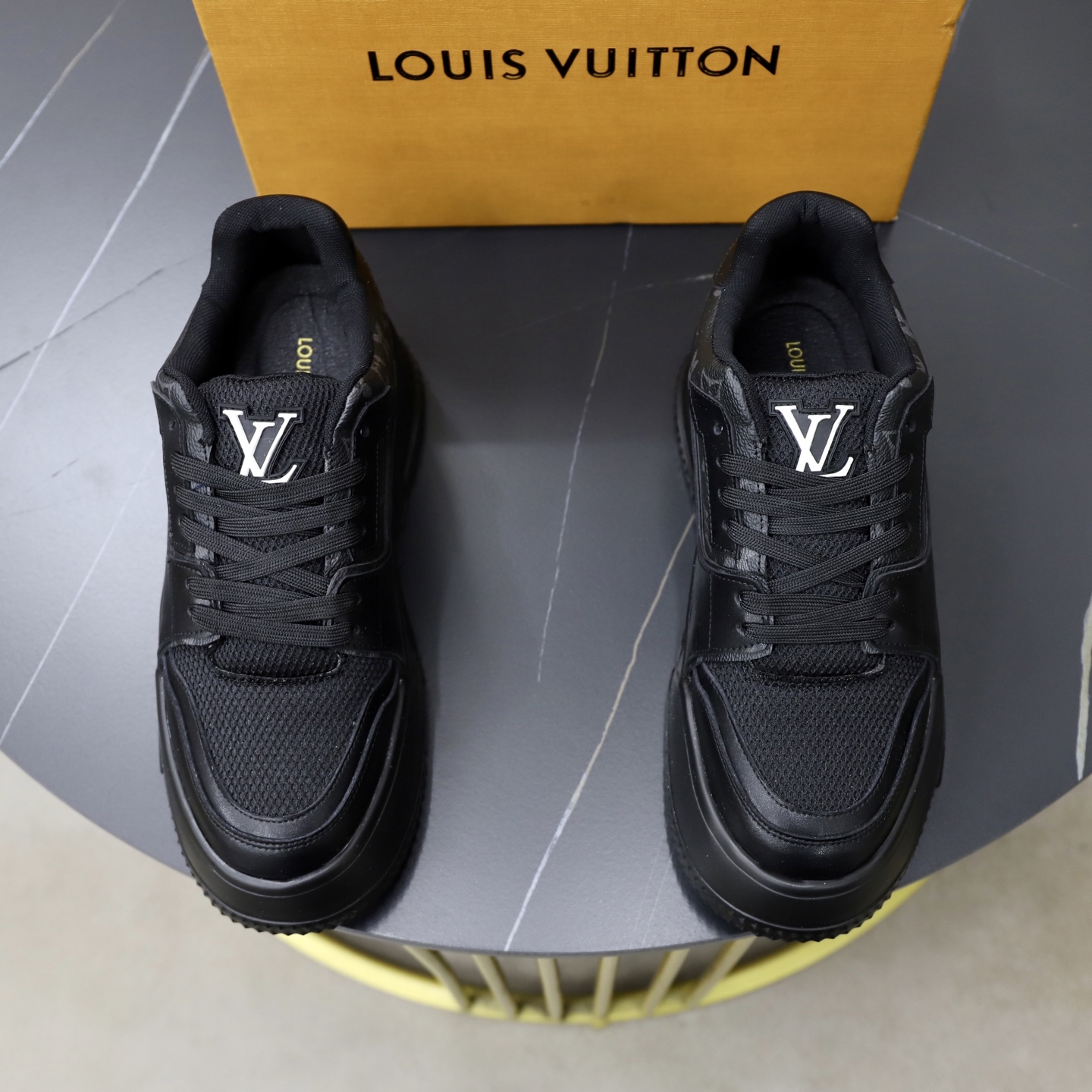 NO:779373,♂♂♂ Brand LV Louis Vuitton Standard code 38-44 (45 customized) The same grade as the official website. Materials: original leather splicing. Comfortable and breathable lining. Original wear-resistant outsole. Style categories: men's fashionable casual shoes, running sneakers, noble luxury brand elements, top luxury, color, actual picture color, louis vuitton, louis vuitton, sneakers19860909♂♂♂ 品牌LV路易威登 标准码38-44（45订做） 等级官网同款 材料原厂皮料拼接 舒适透气内里 原厂耐磨大底 款式类别男士时尚休闲鞋 跑步 运动鞋 尊贵奢侈品大牌元素 顶级奢华 颜色实物图片色,,louis vuitton,louis vuitton,sneakers,Men's shoes
