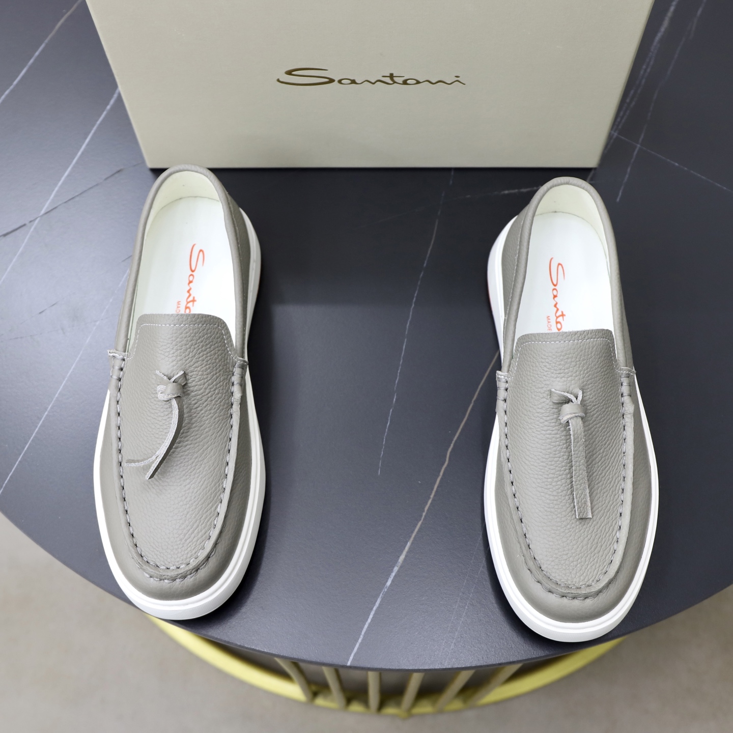NO:779828,Satori men's casual loafers, these loafers are inspired by driving shoes. They are made of super soft and breathable first-layer cowhide. They have a sheepskin design and hand-stitched details. The quality of the original outsole has been improved, making it casual and easy to wear without losing taste!  Size39-45,,loafers,cowhide19860909Satori 圣东尼男士休闲乐福鞋,这款休乐福鞋以驾车鞋为灵感,采用超柔软透气的头层牛皮打造,羊里设计,手工缝线细节,原版大底品质提升,休闲易穿不失品位！Size39-45,,loafers,cowhide,Men's shoes